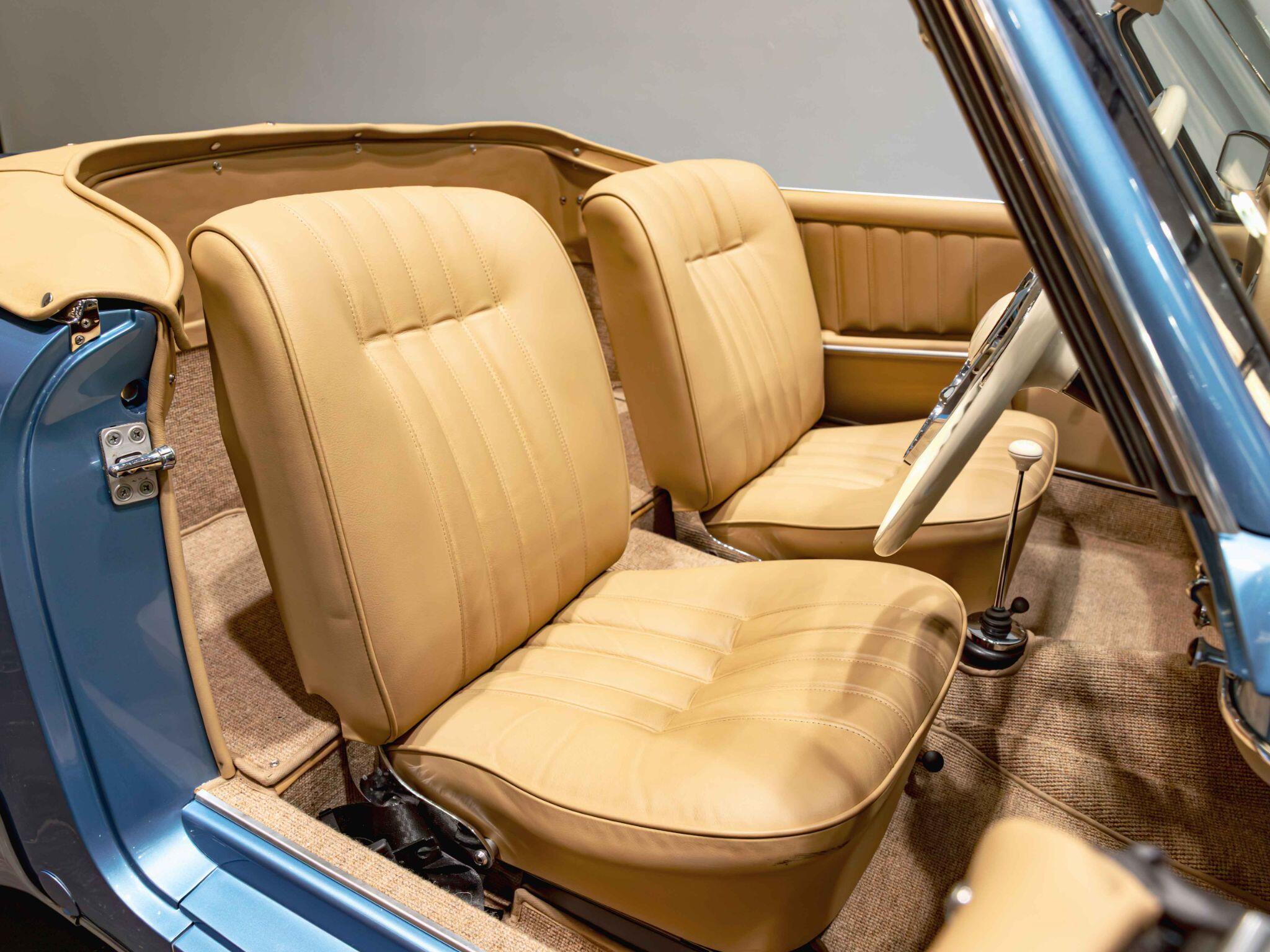 Mercedes-Benz 190 SL view 2