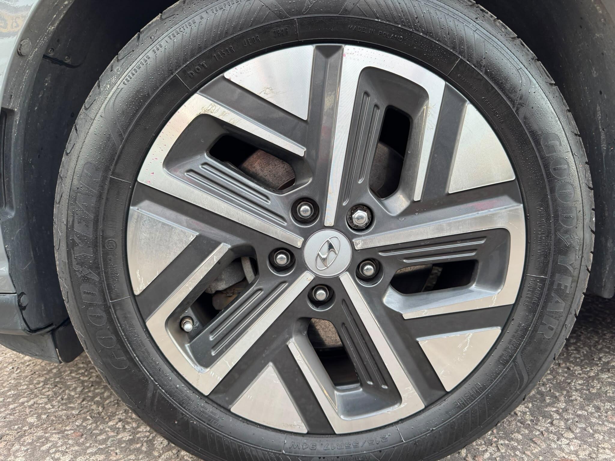 Hyundai Kona view 80