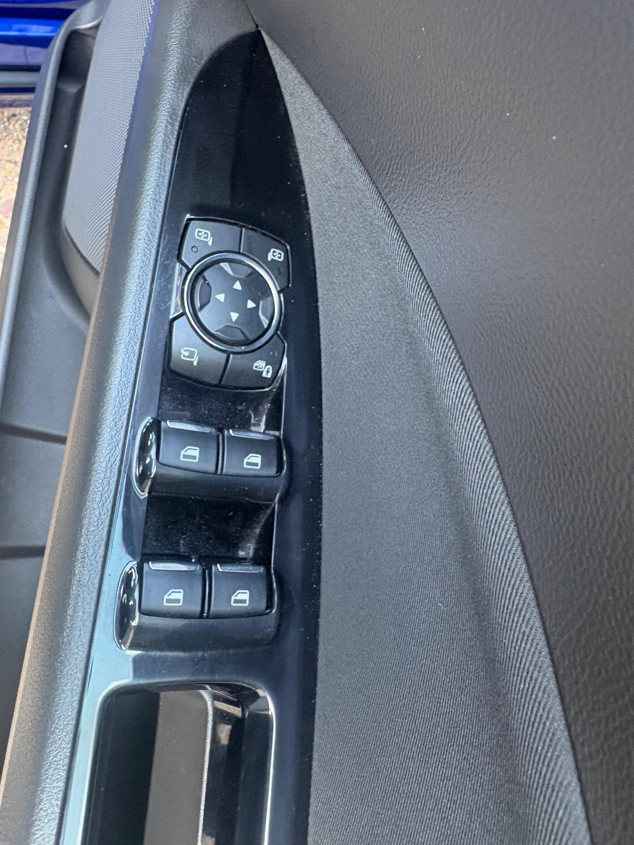 Ford Mondeo view 16