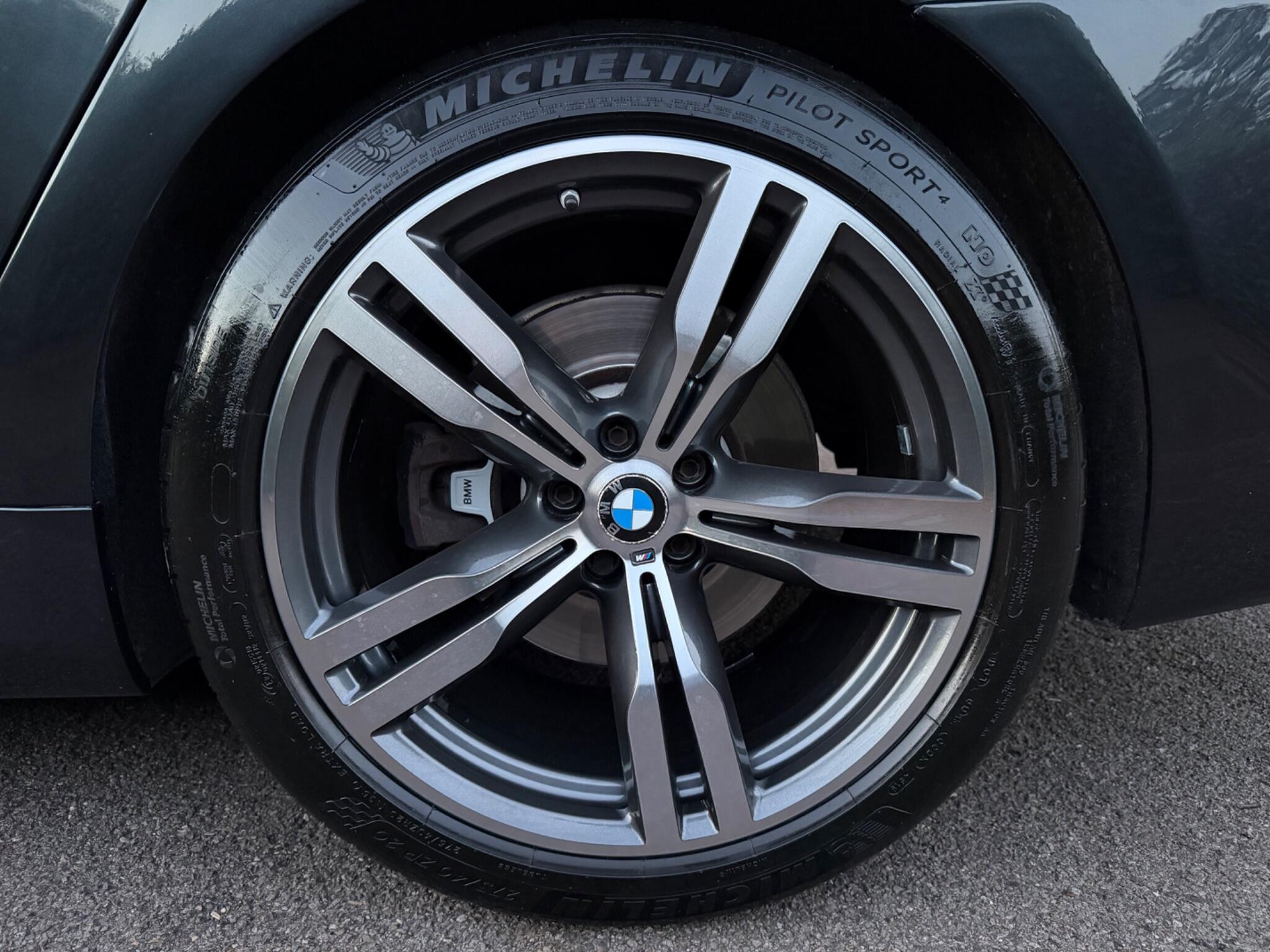 BMW 7 Series view 33