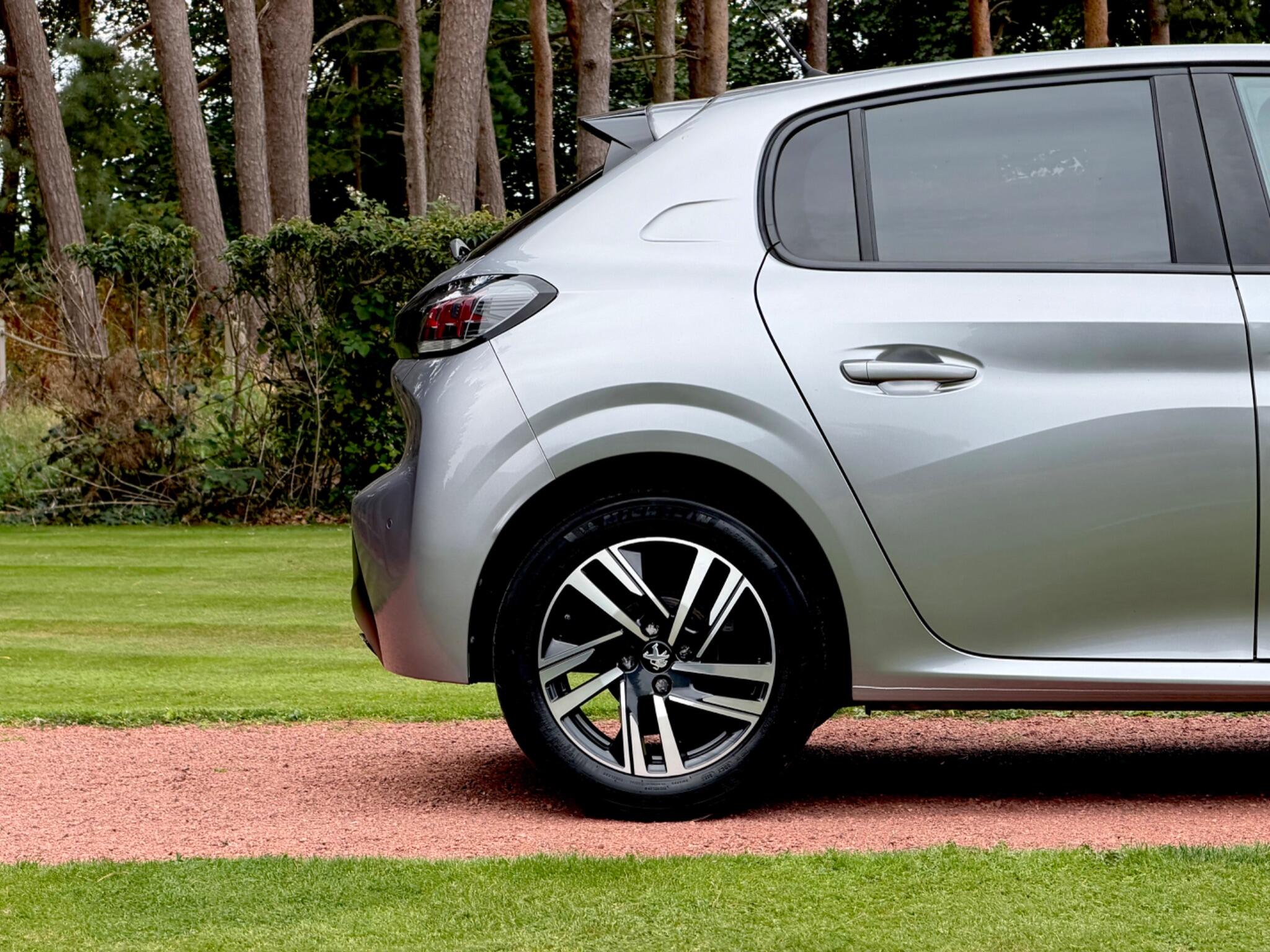 Peugeot 208 view 17