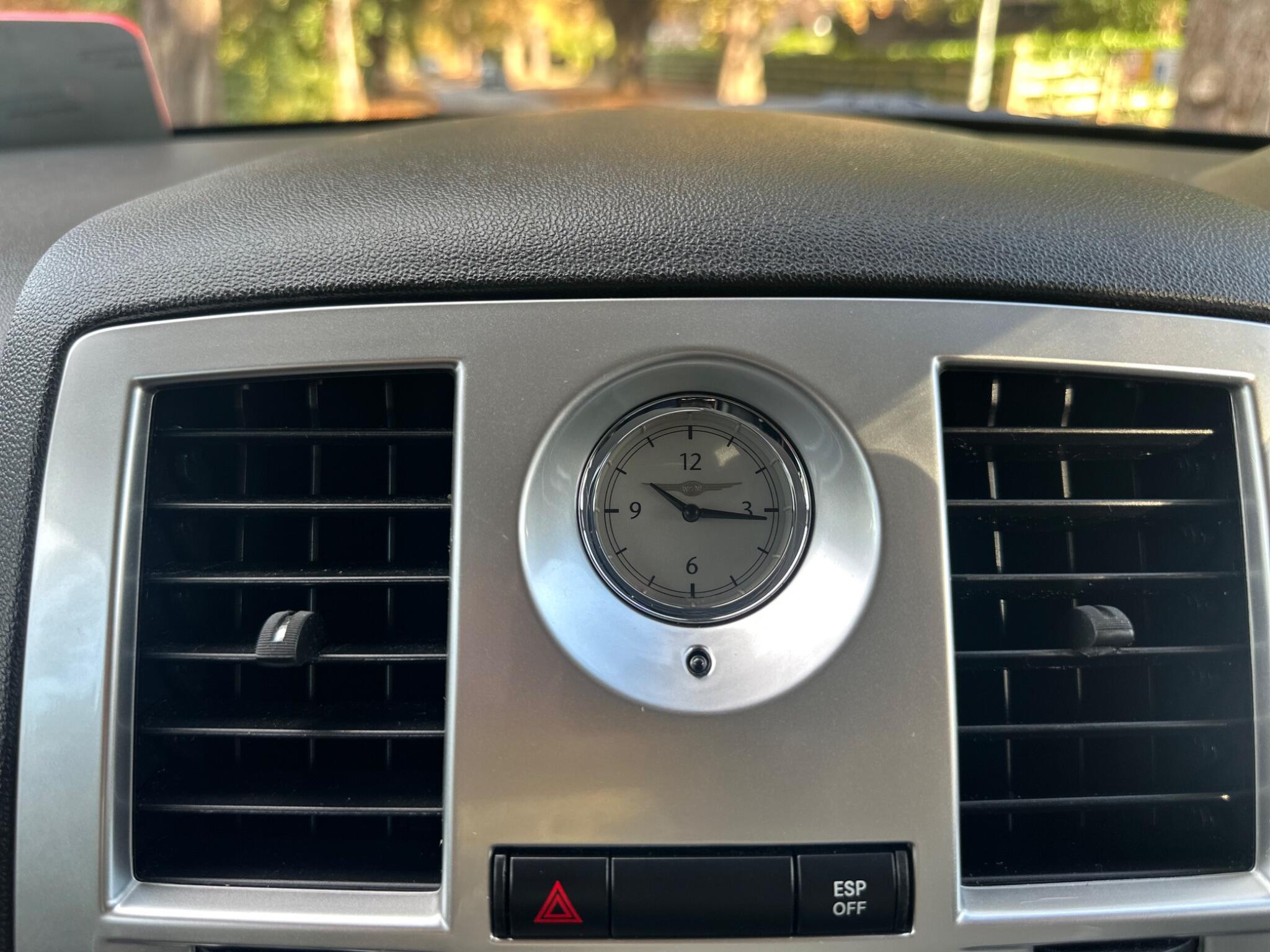 2008 Chrysler 300C image 32
