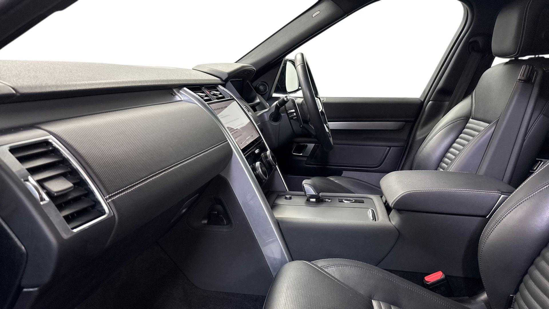 Land Rover Discovery view 3