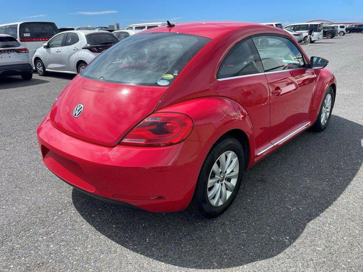 Volkswagen Beetle view 4