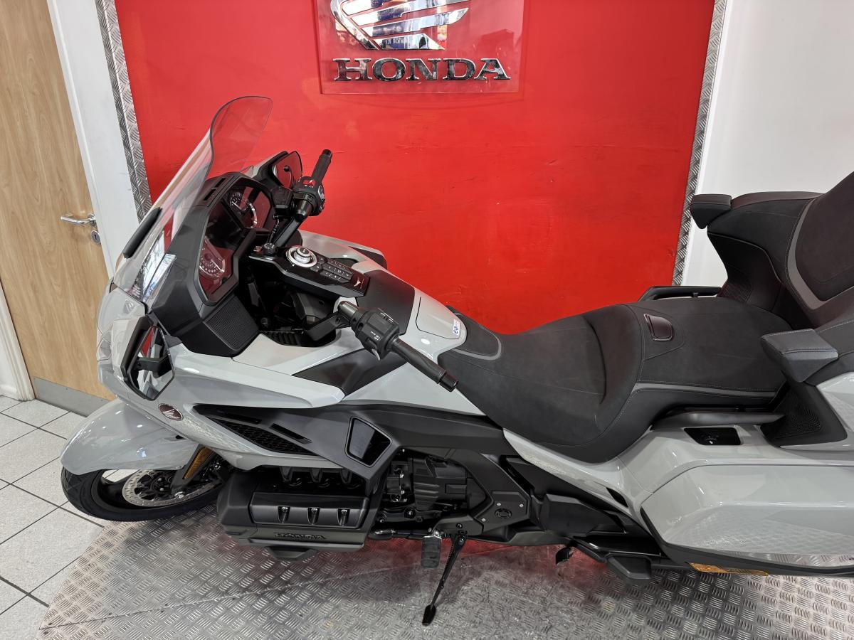 Honda GL1800 Gold Wing view 7