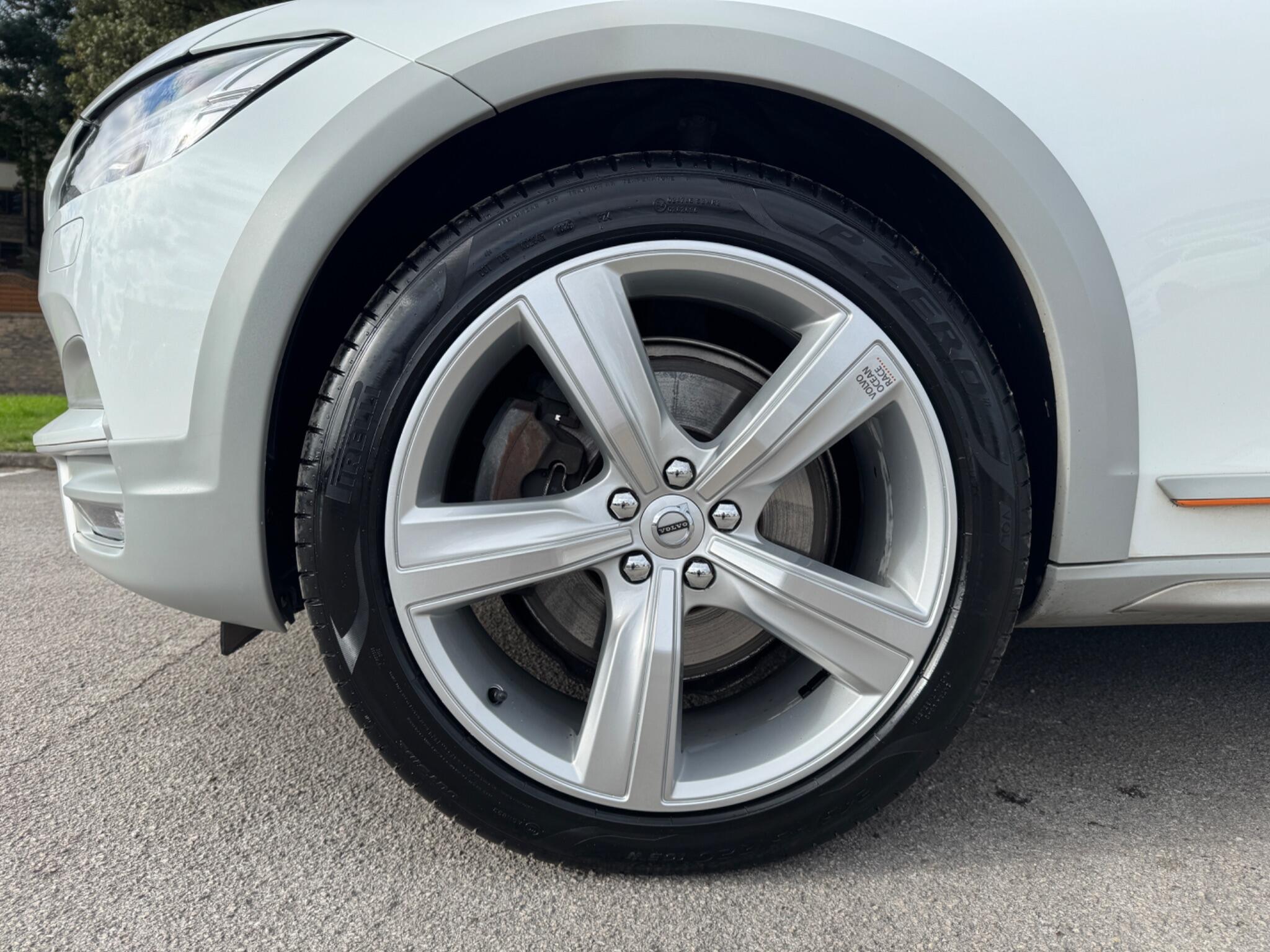 Volvo V90 Cross Country view 11