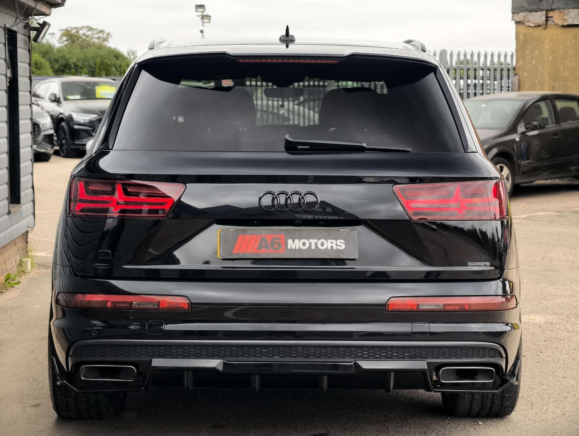 Audi Q7 view 12
