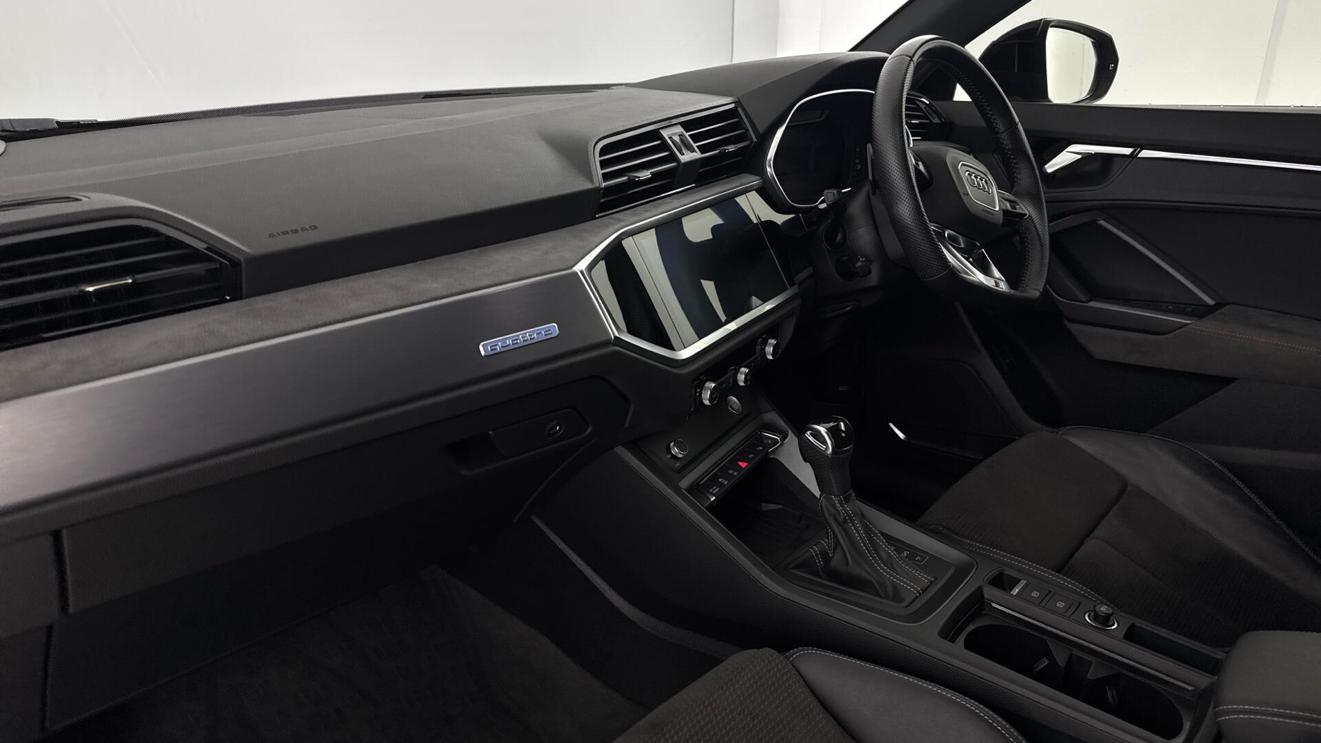 Audi Q3 view 10