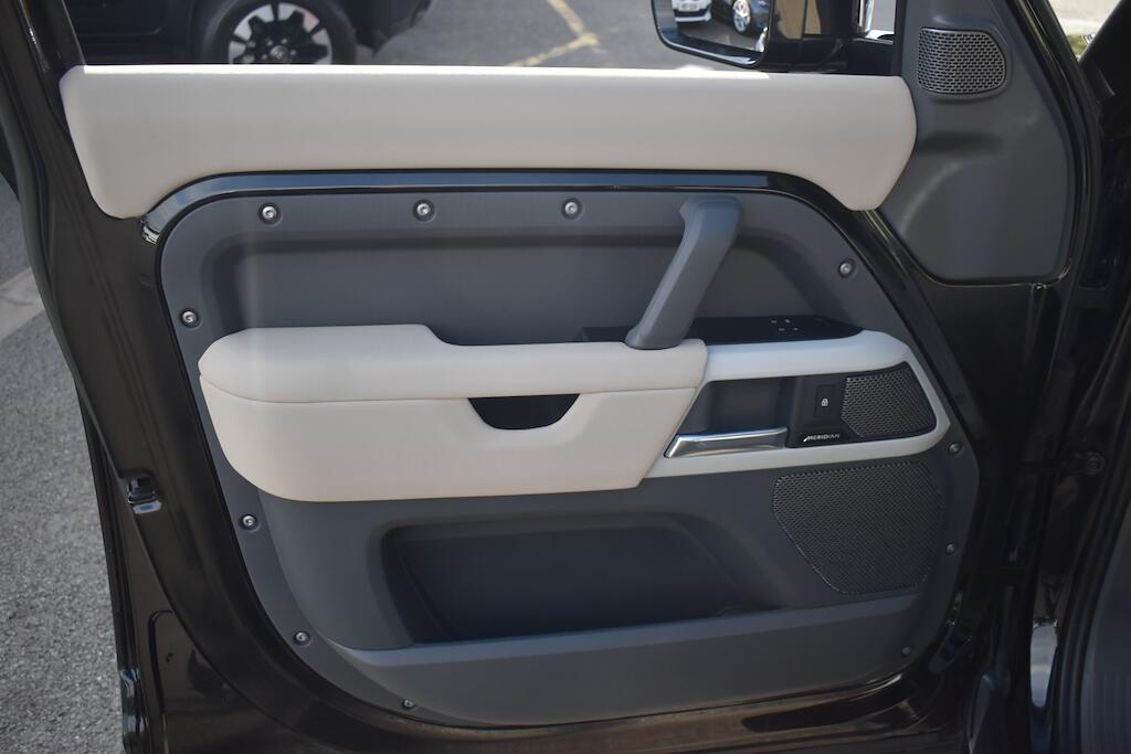 Land Rover Defender view 43
