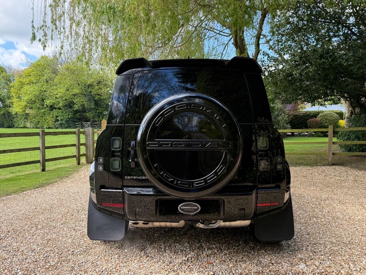 Land Rover Defender 110 view 10