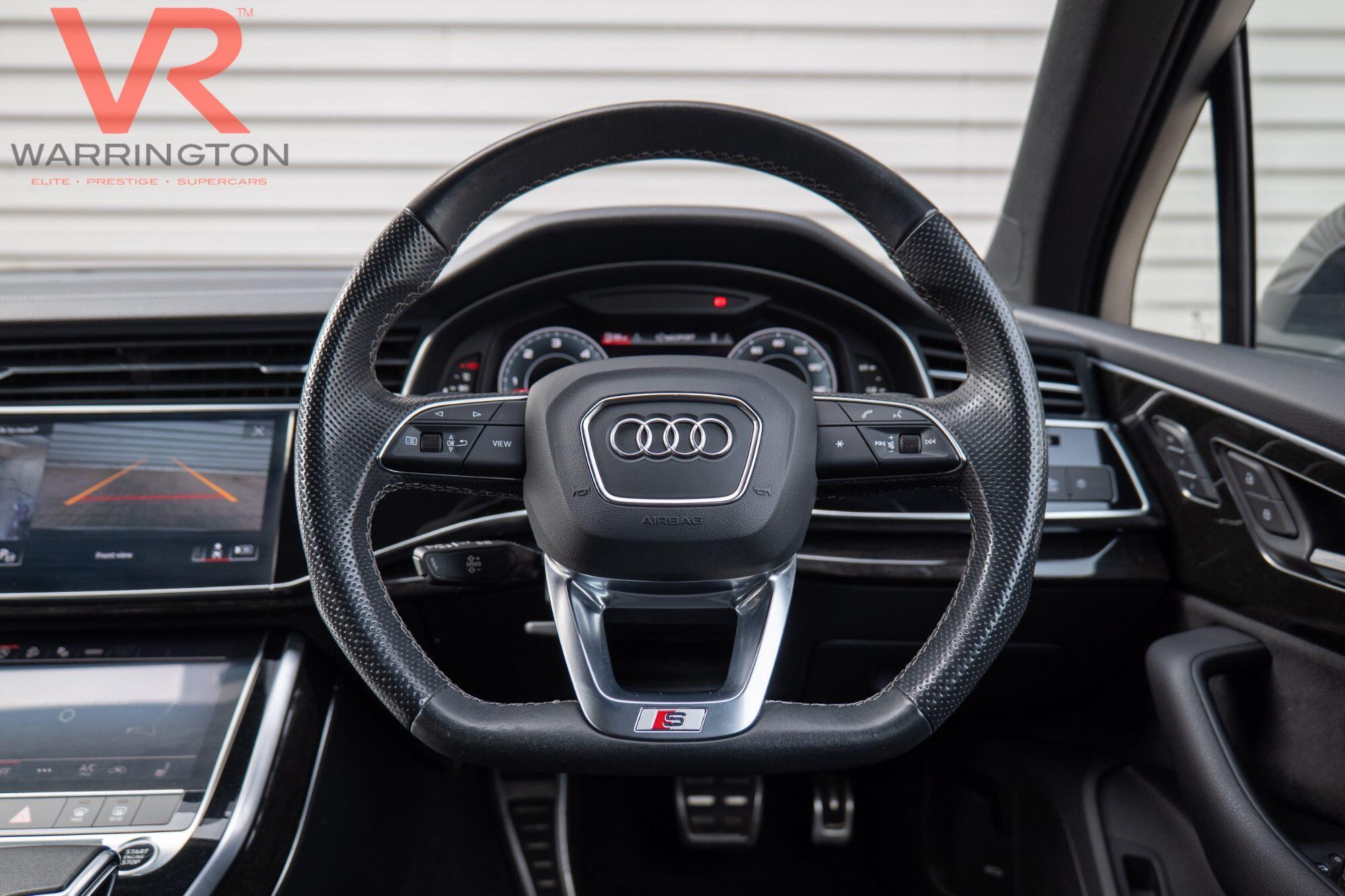 Audi Q7 view 9