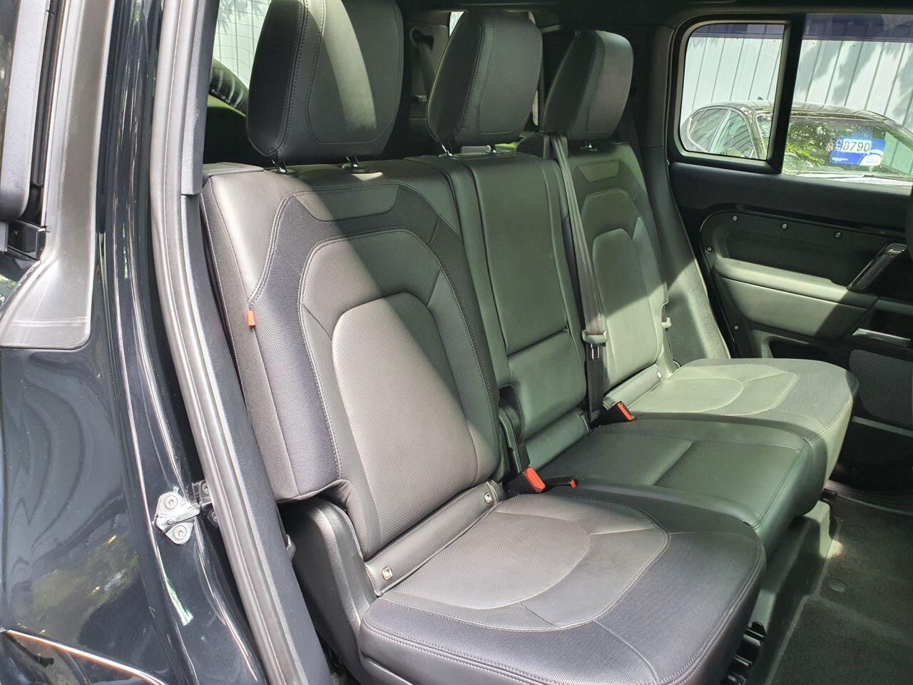 Land Rover Defender 110 view 30