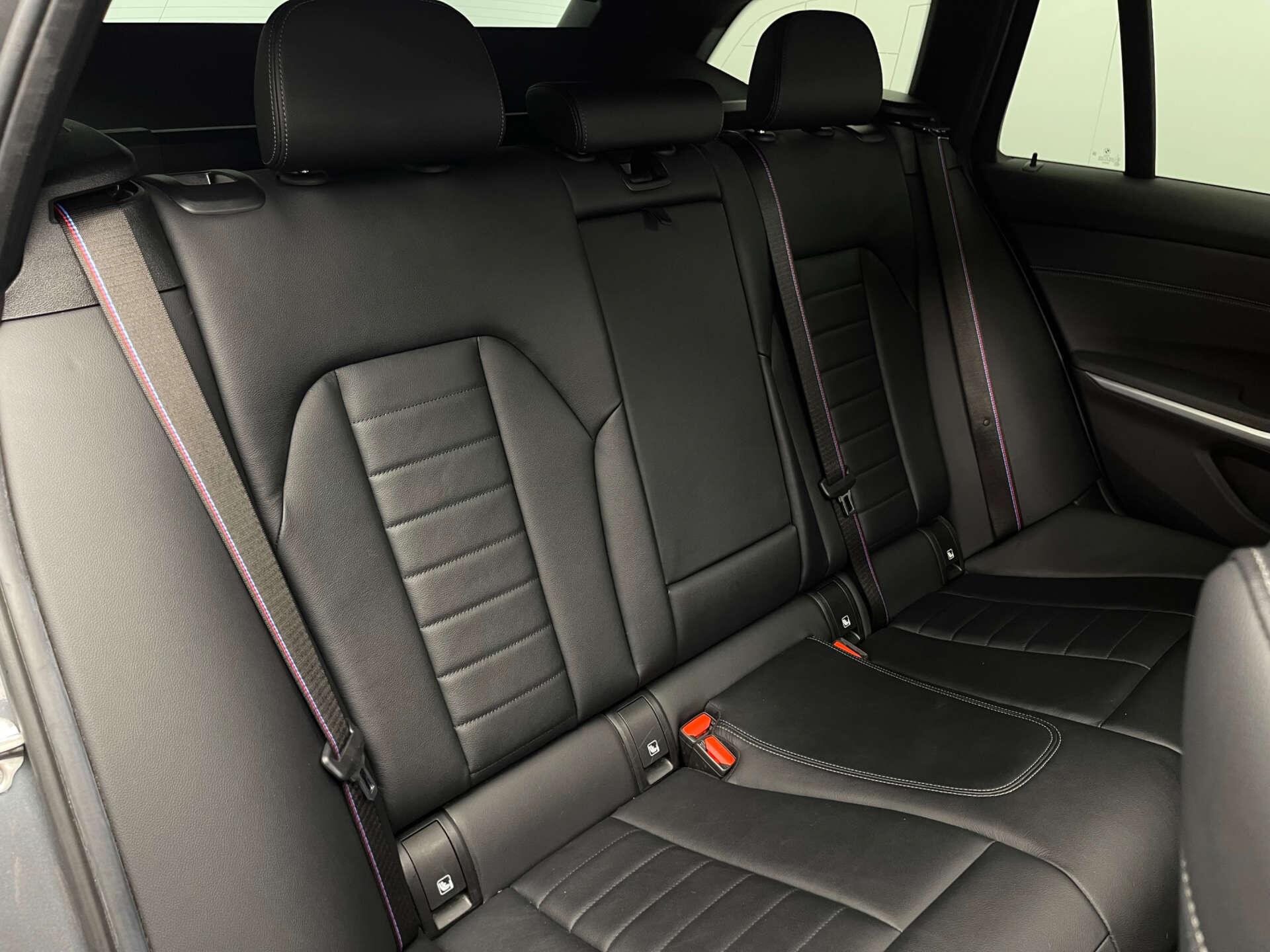 BMW 3 Series view 32