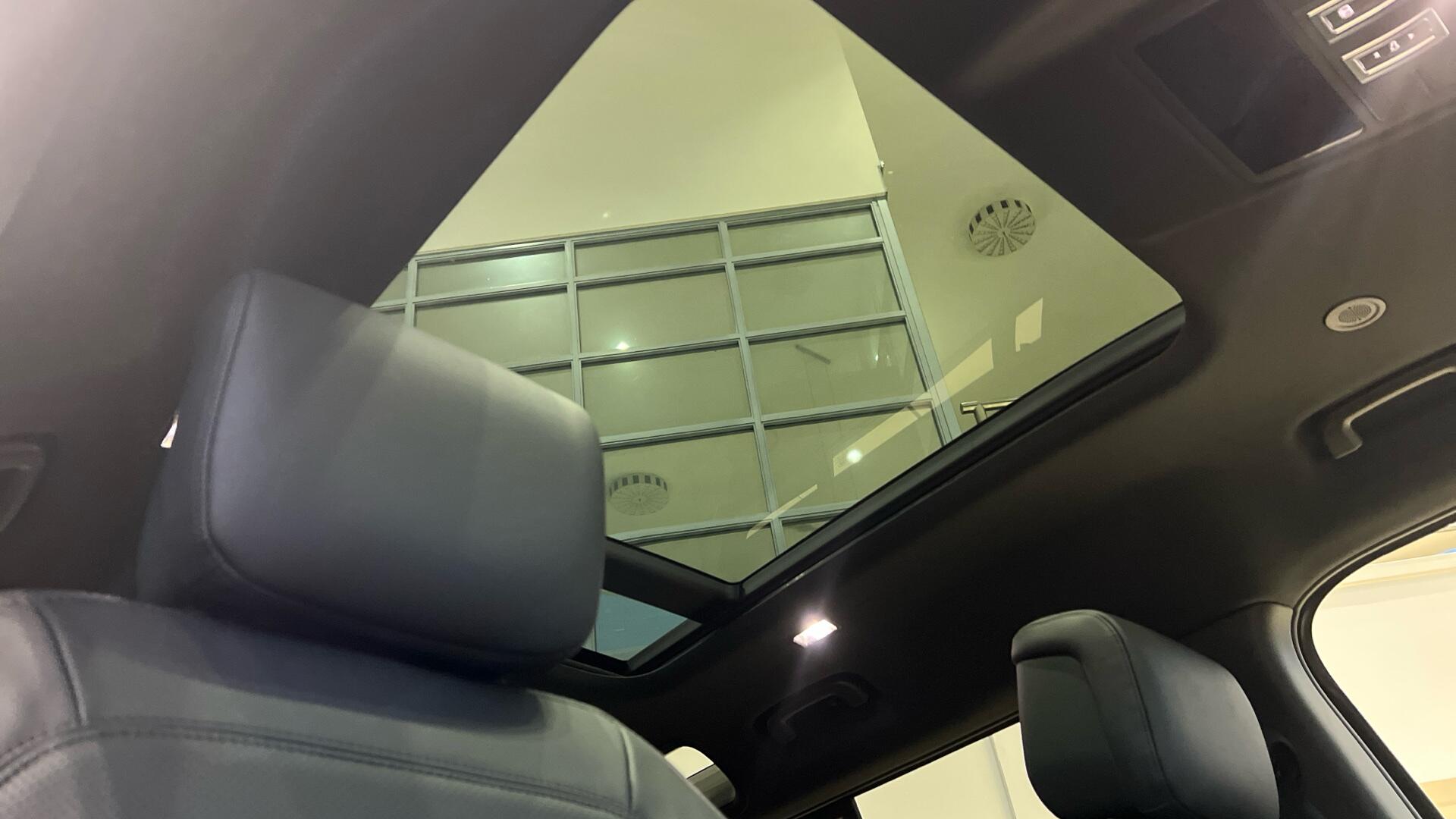 Land Rover Defender view 30