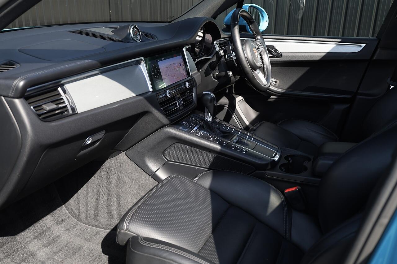 Porsche Macan view 3