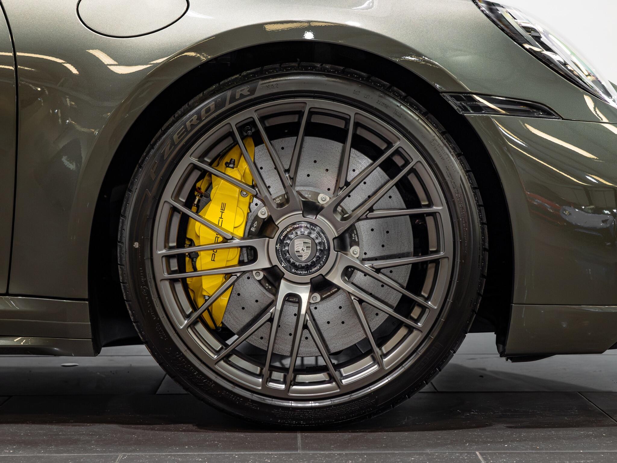 Porsche 911 view 7