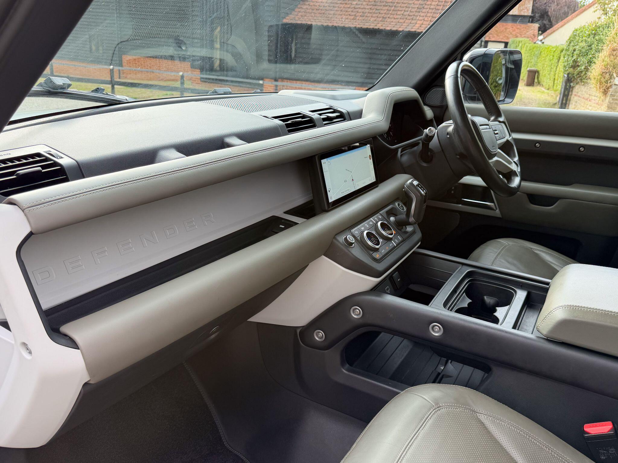 Land Rover Defender 110 view 20