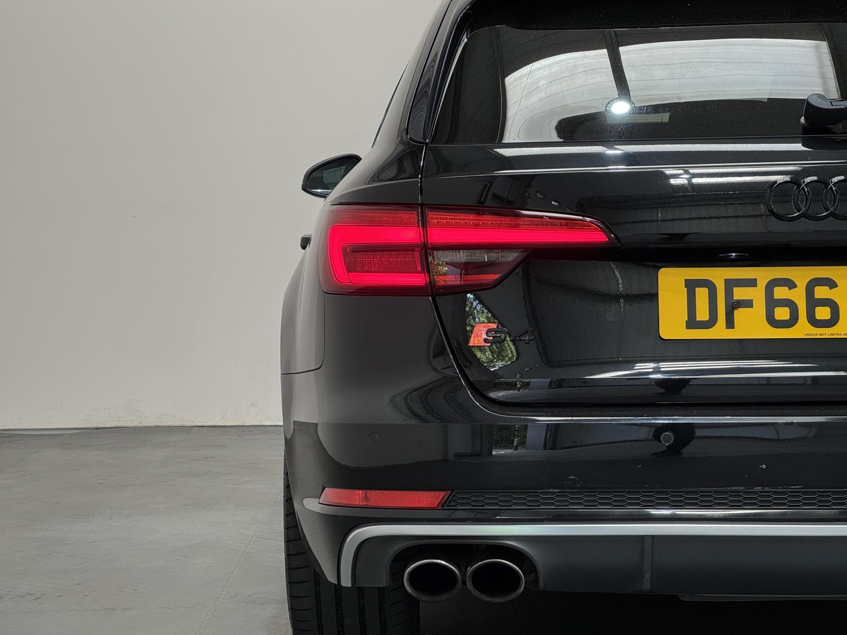 Audi S4 Avant view 14