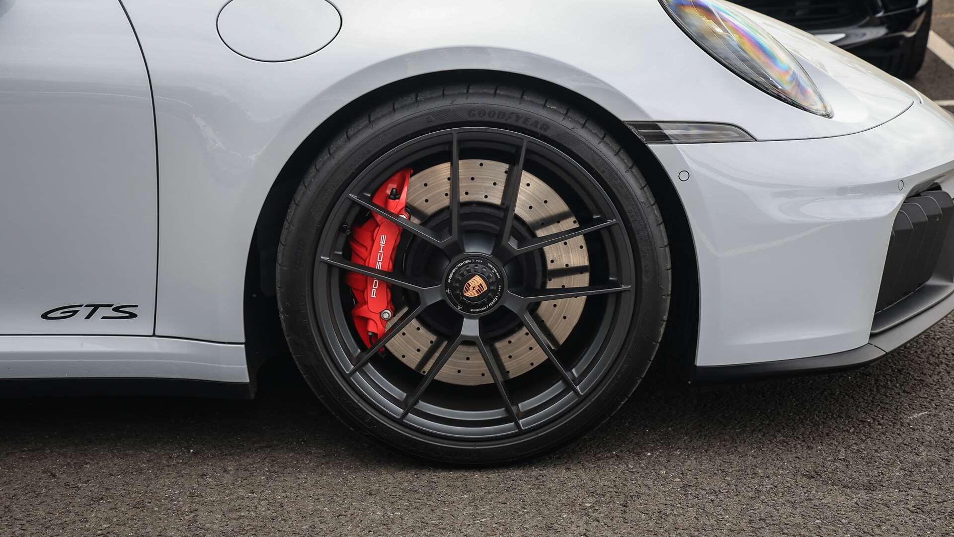 Porsche 911 view 6