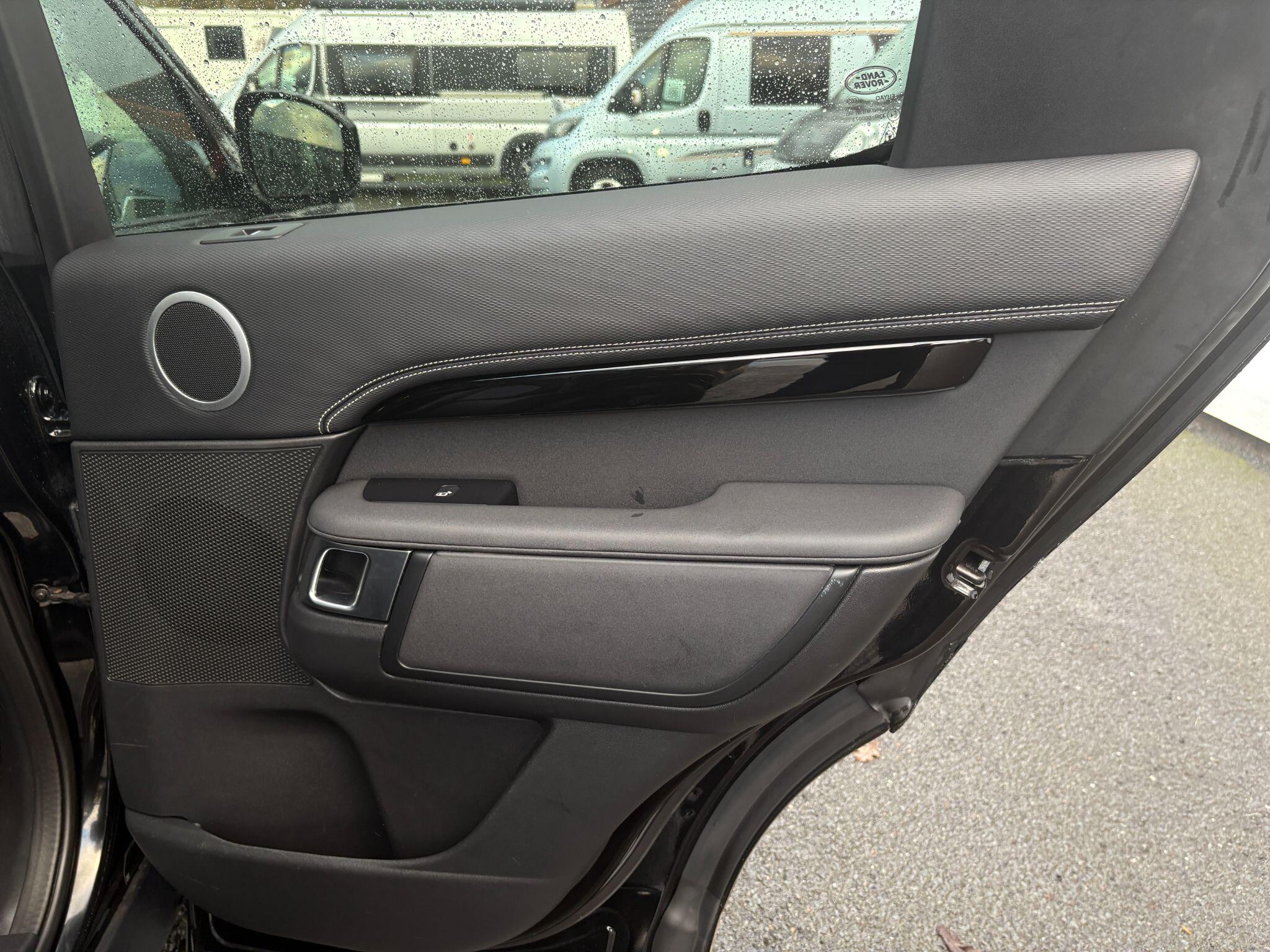 Land Rover Discovery 3 view 21