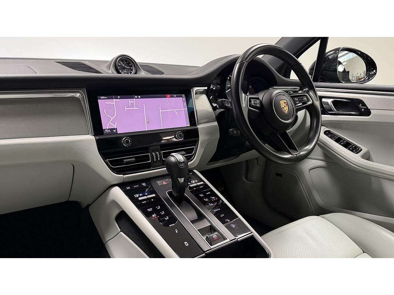 Porsche Macan view 20