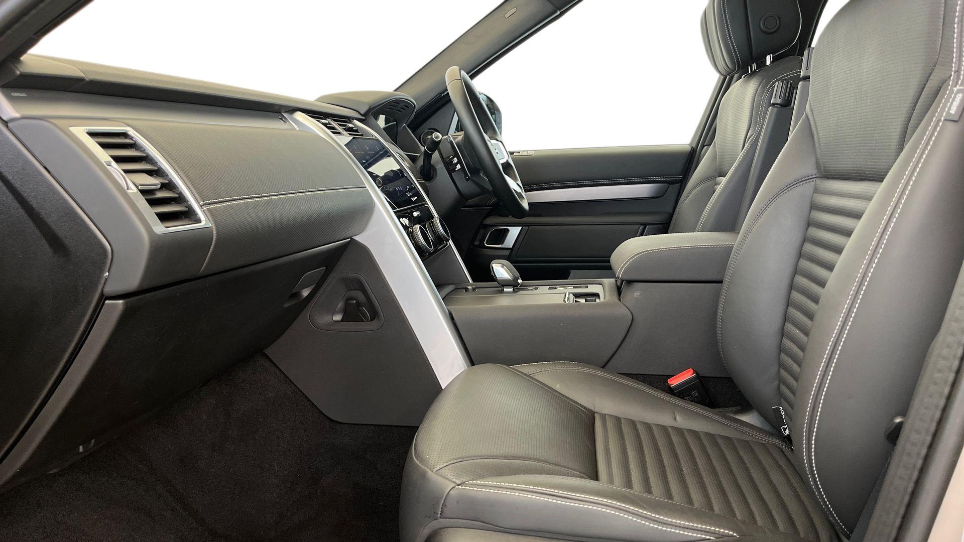Land Rover Discovery view 3