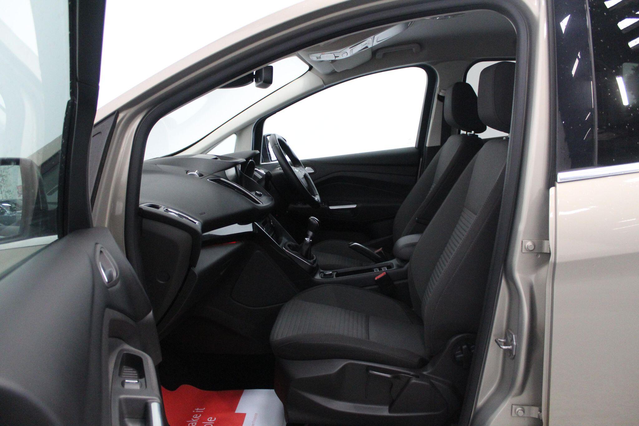Ford C-Max view 48