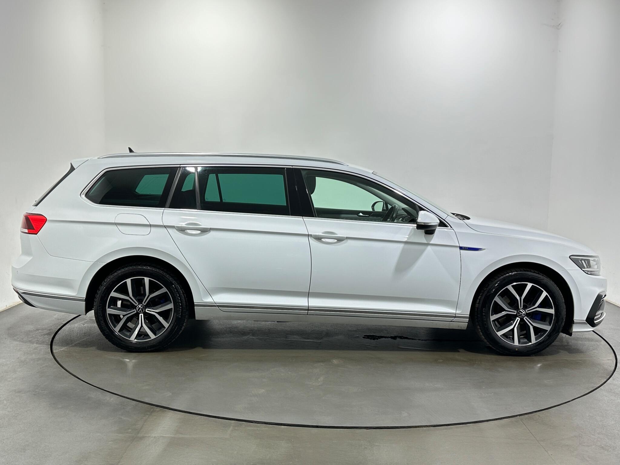 Volkswagen Passat view 9