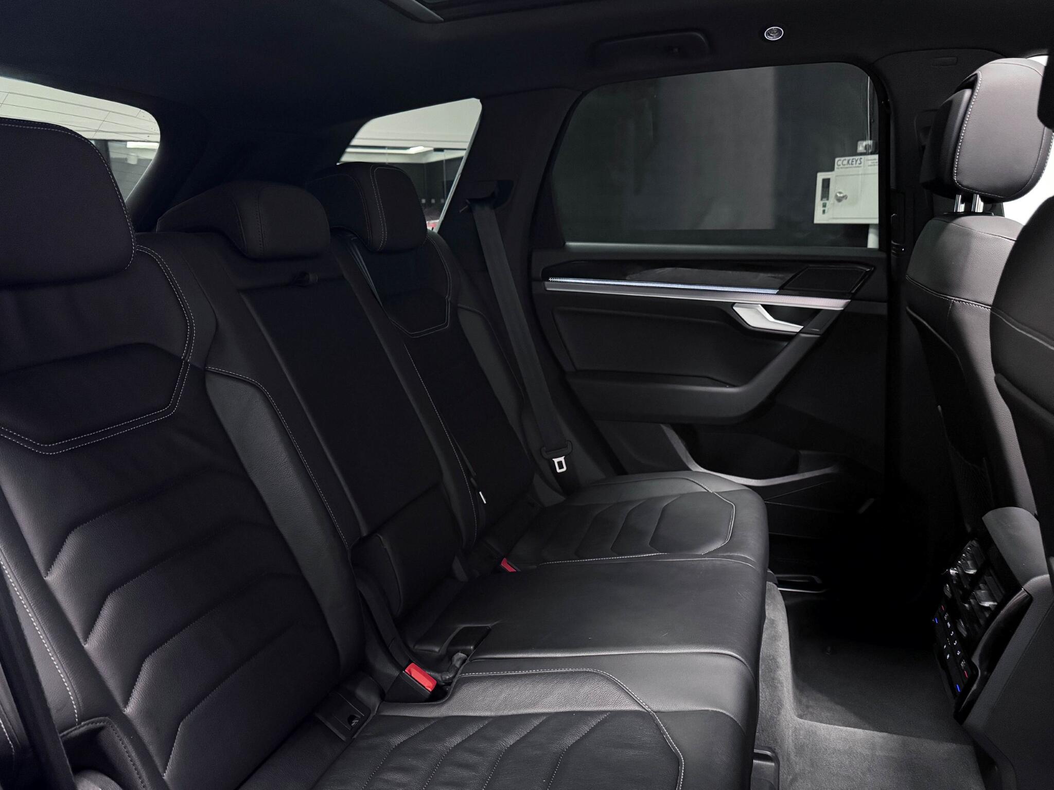 Volkswagen Touareg view 18