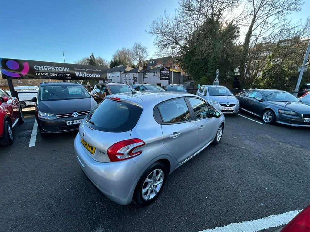 Peugeot 208 view 2