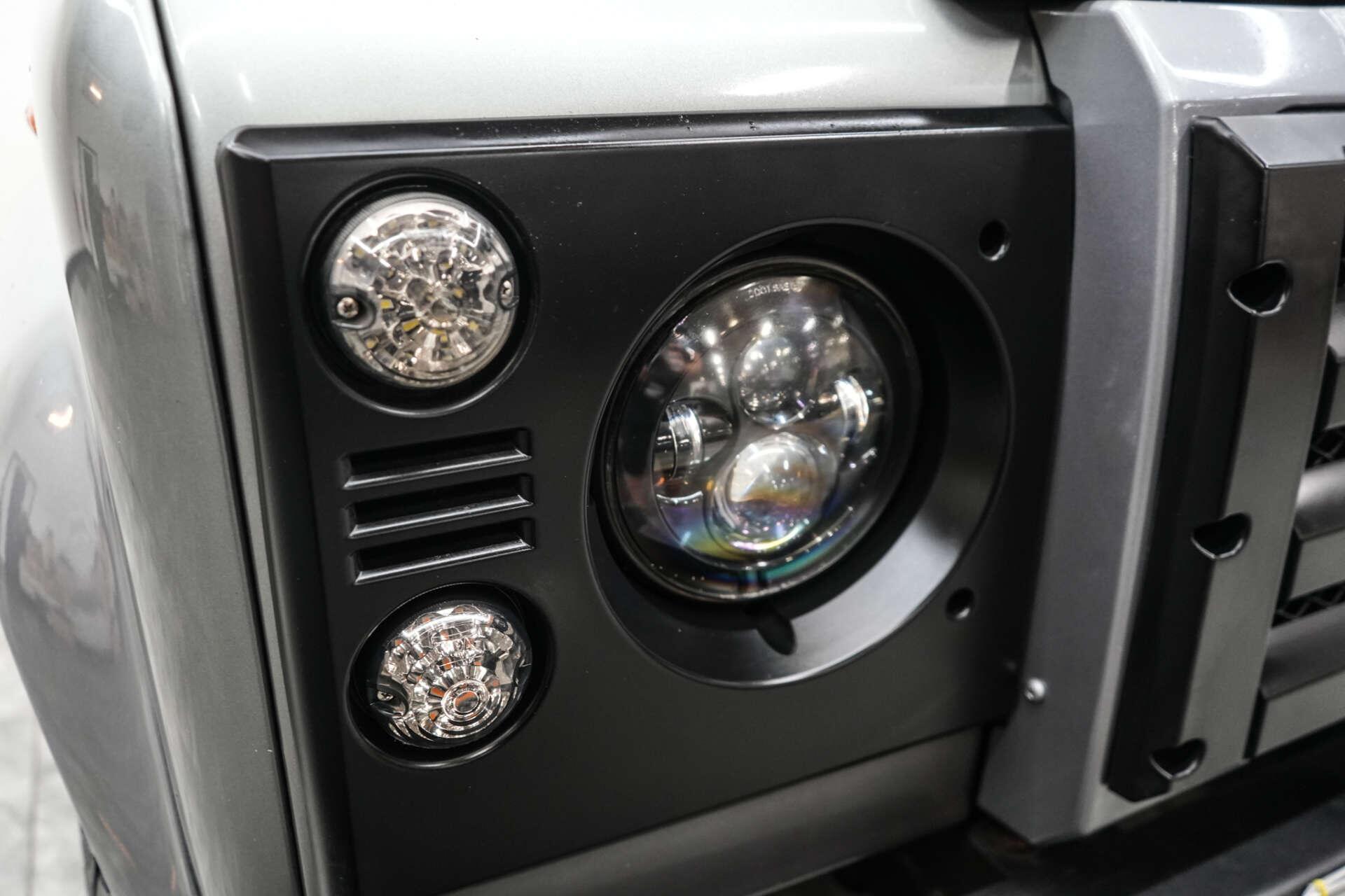 Land Rover Defender 90 view 6