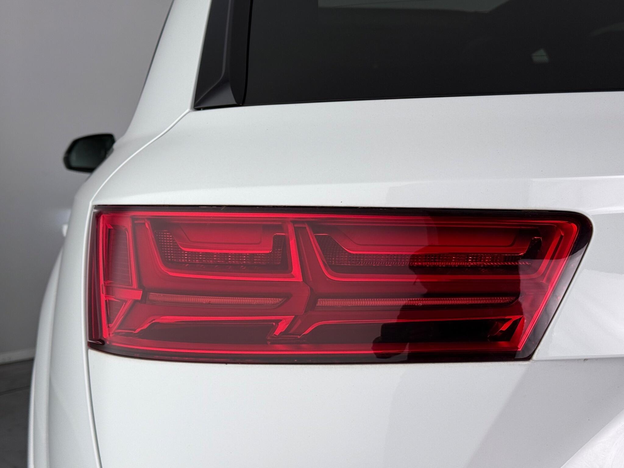 Audi Q7 view 13