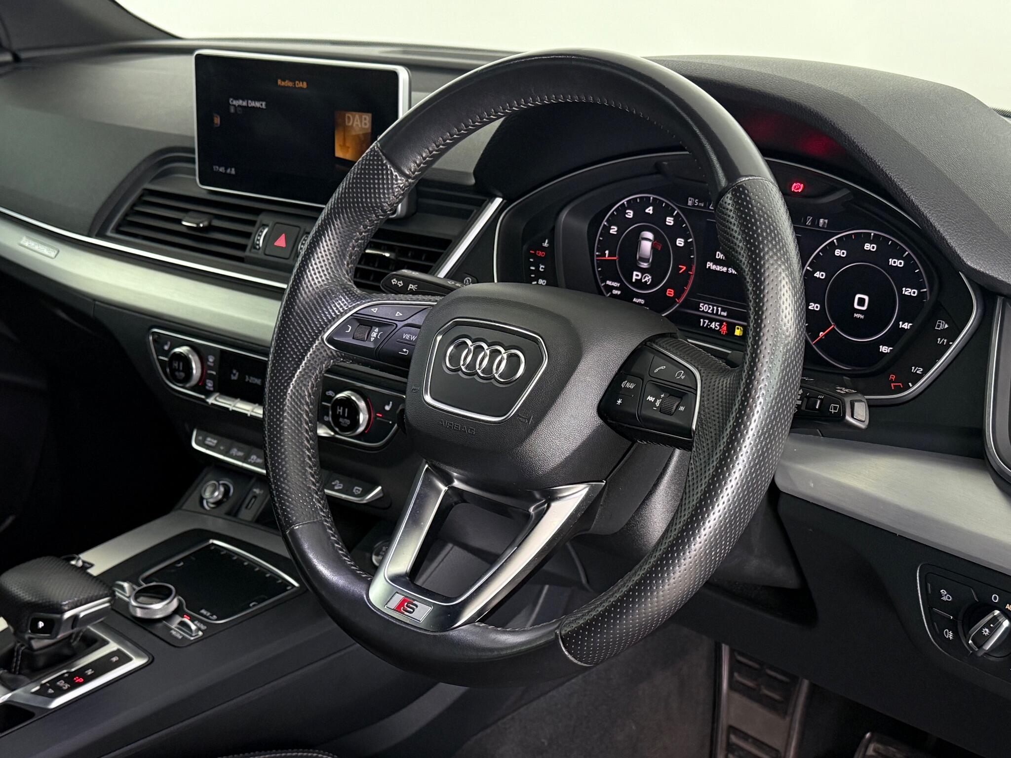 Audi Q5 view 3