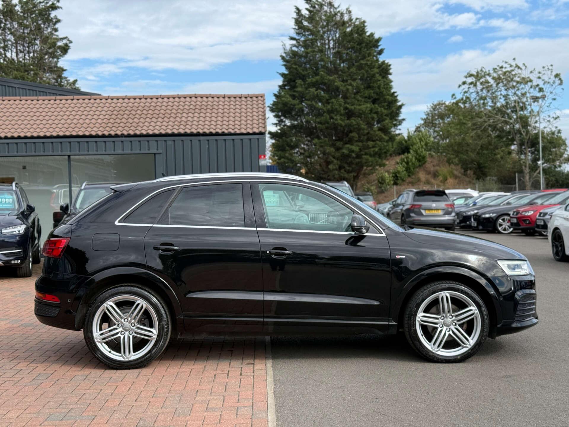 Audi Q3 view 20