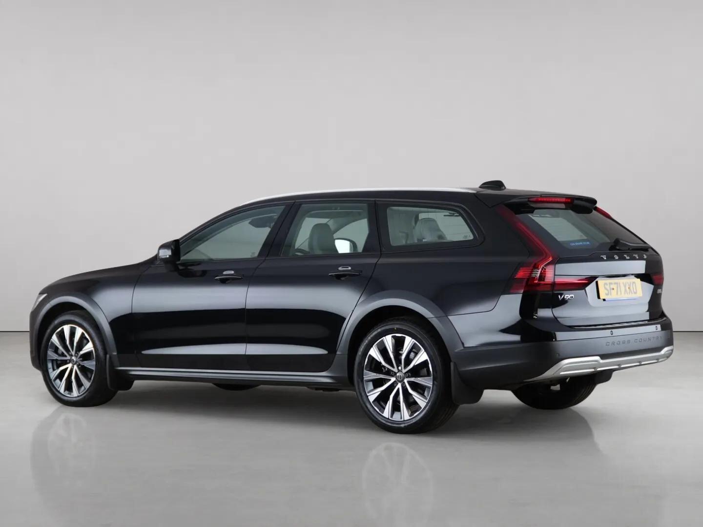Volvo V90 Cross Country view 9