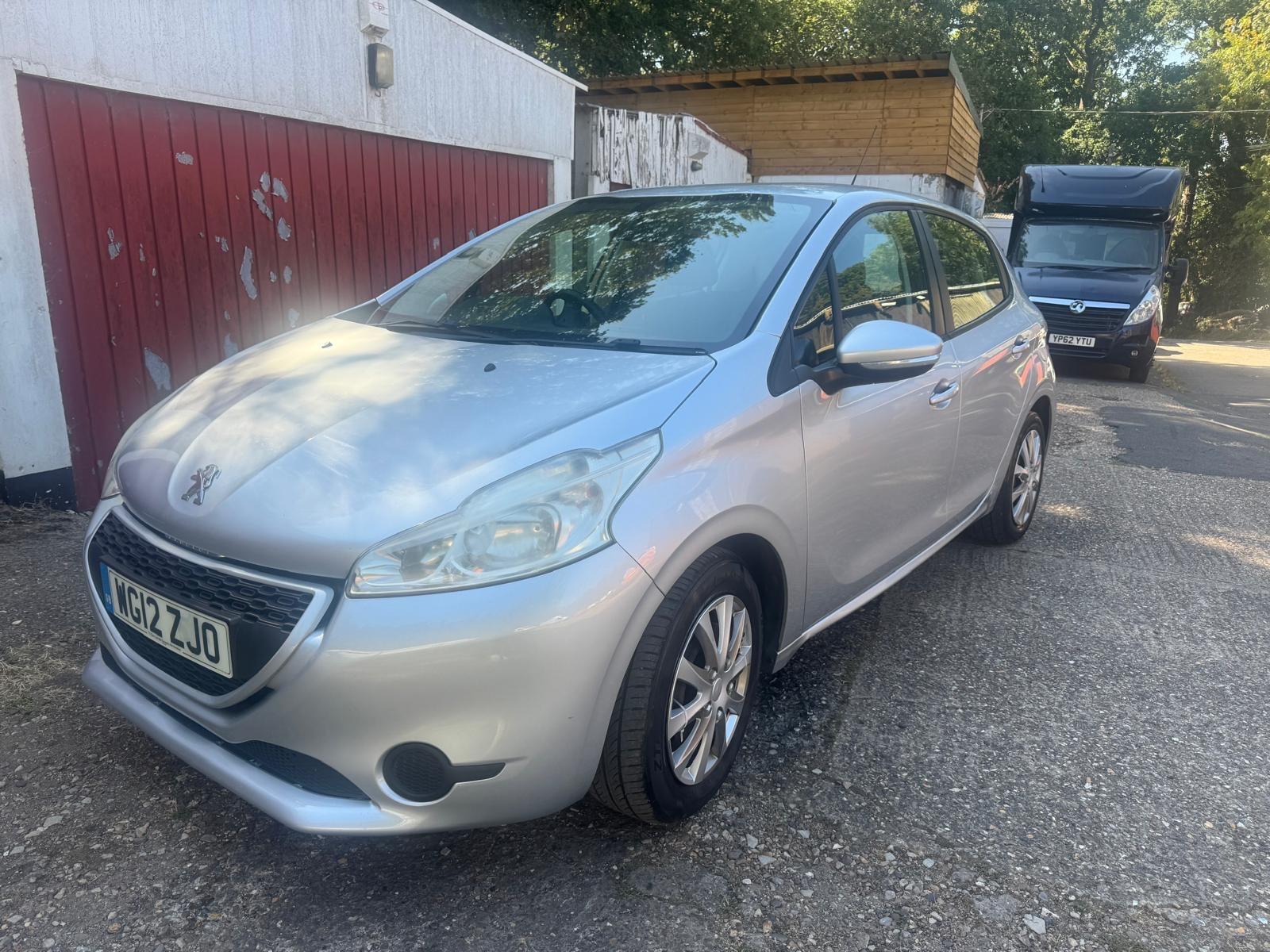 Peugeot 208 view 2