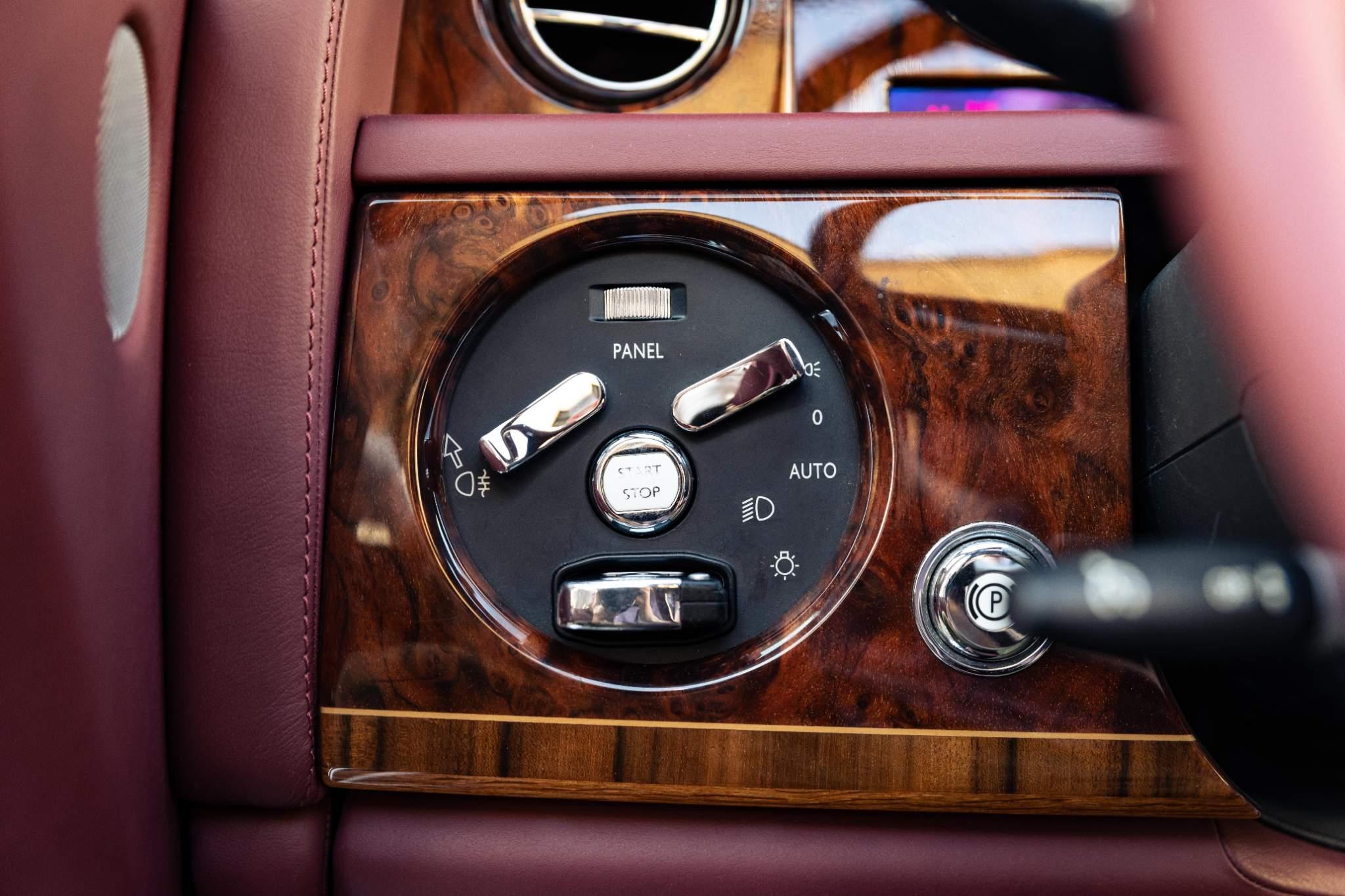 Rolls-Royce Phantom view 32