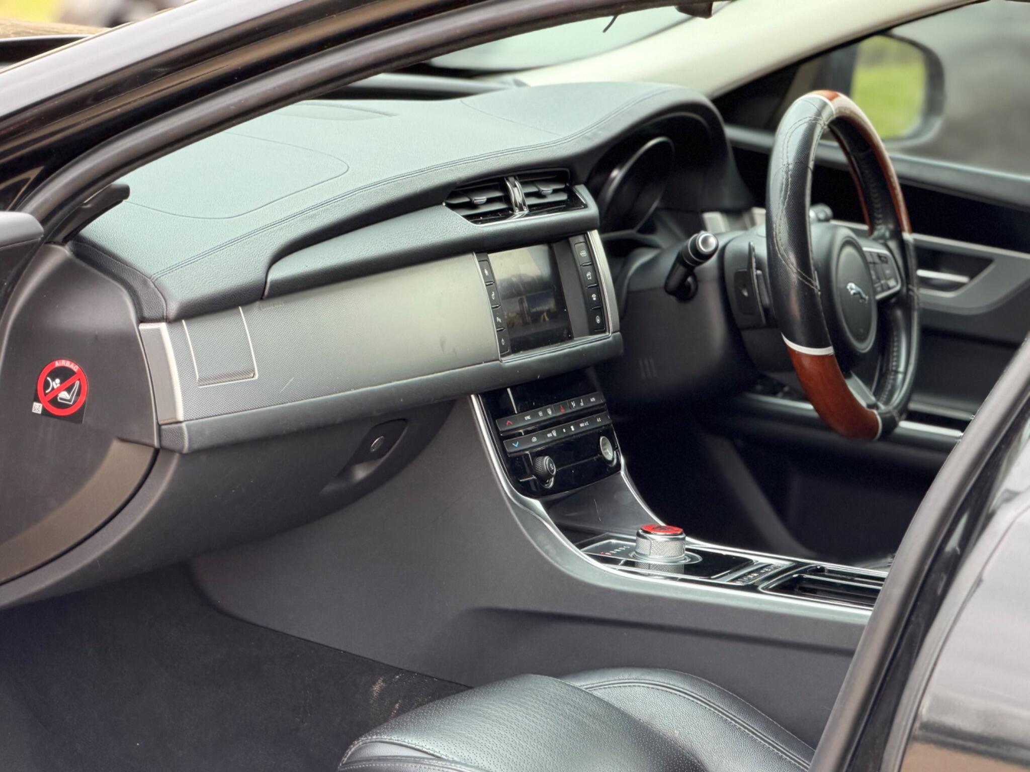 2016 Jaguar XF 2.0d Prestige Auto Euro 6 (s/s) 4dr image 20
