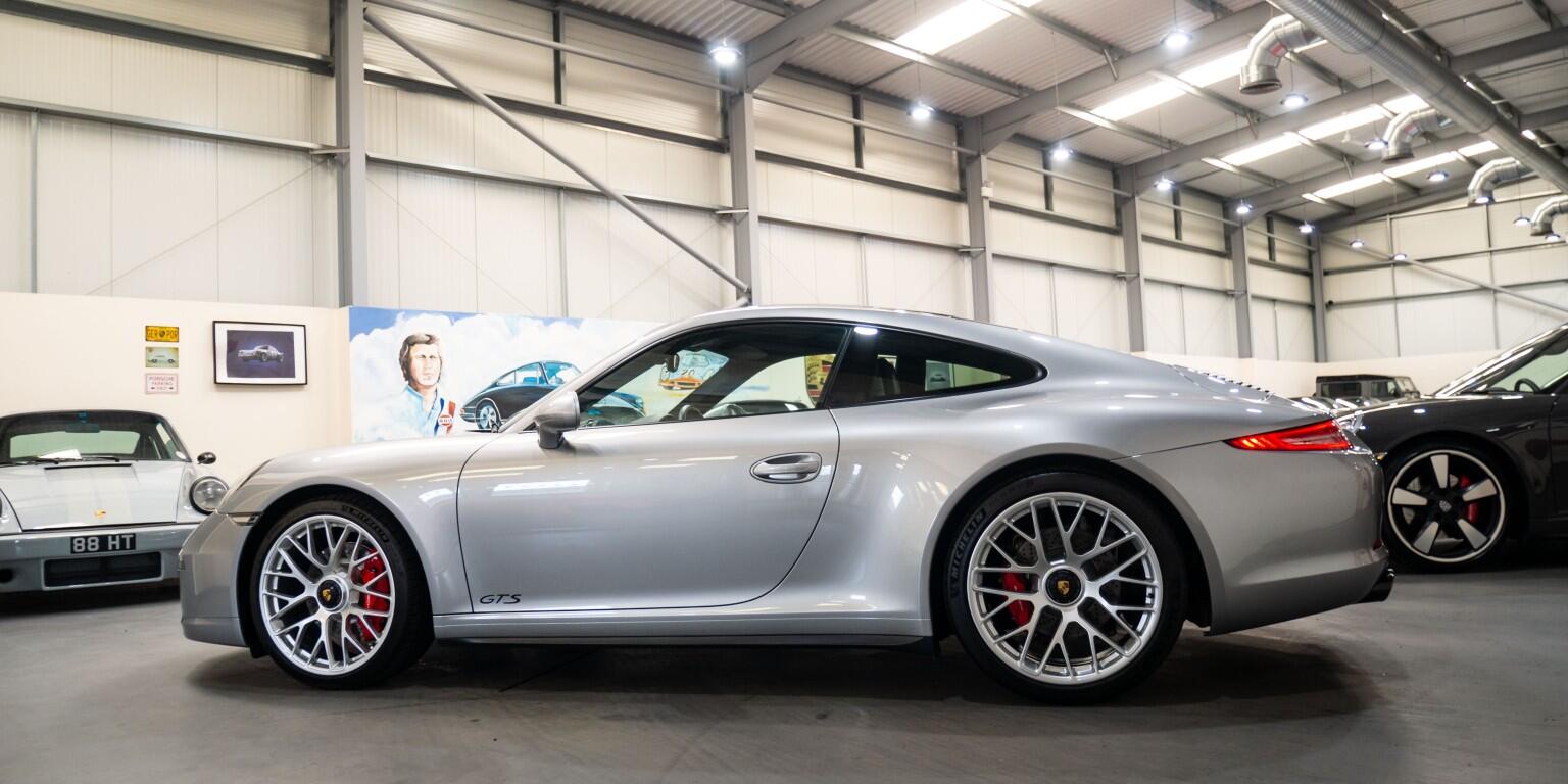 Porsche 911 view 7