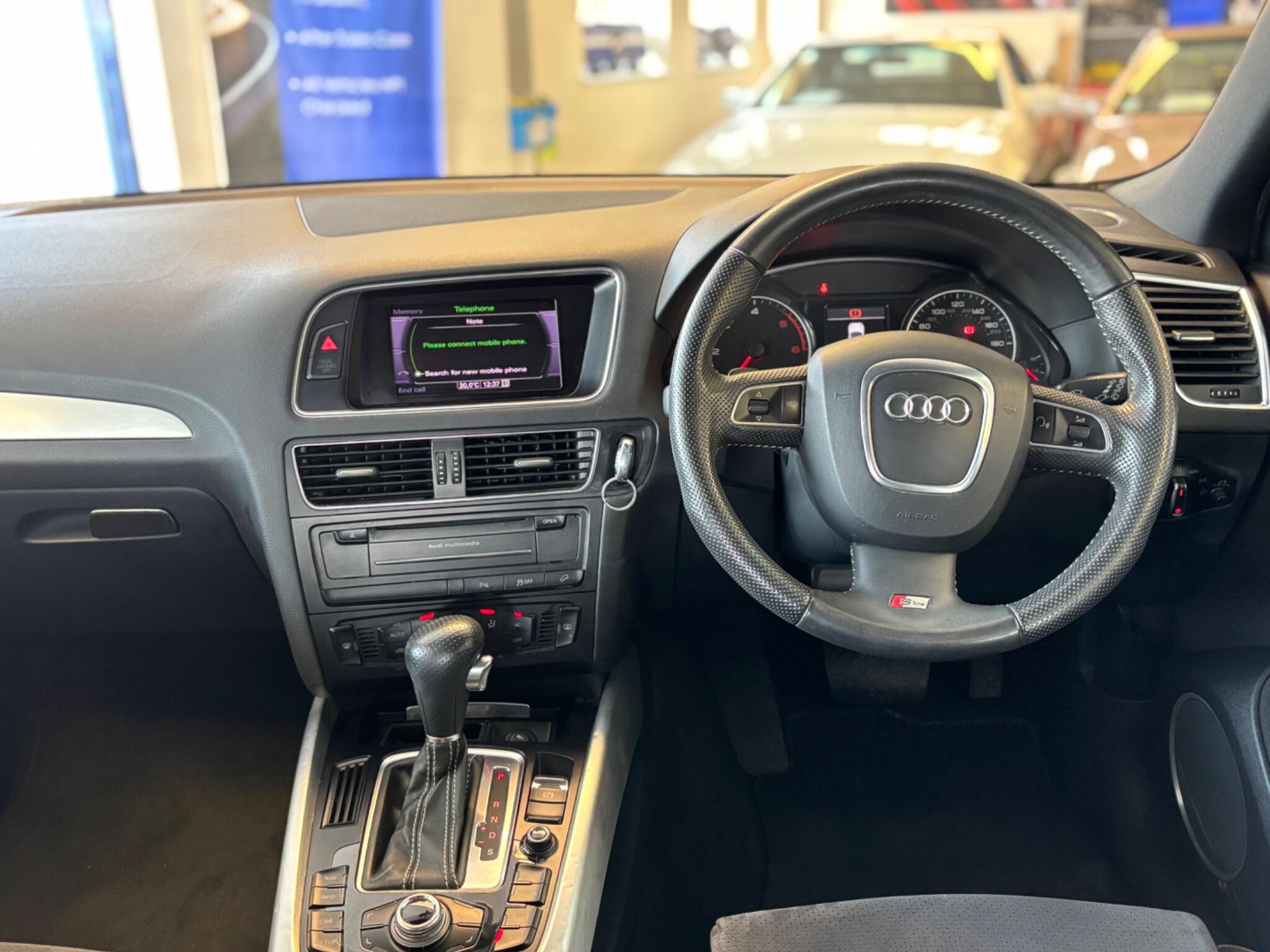Audi Q5 view 8