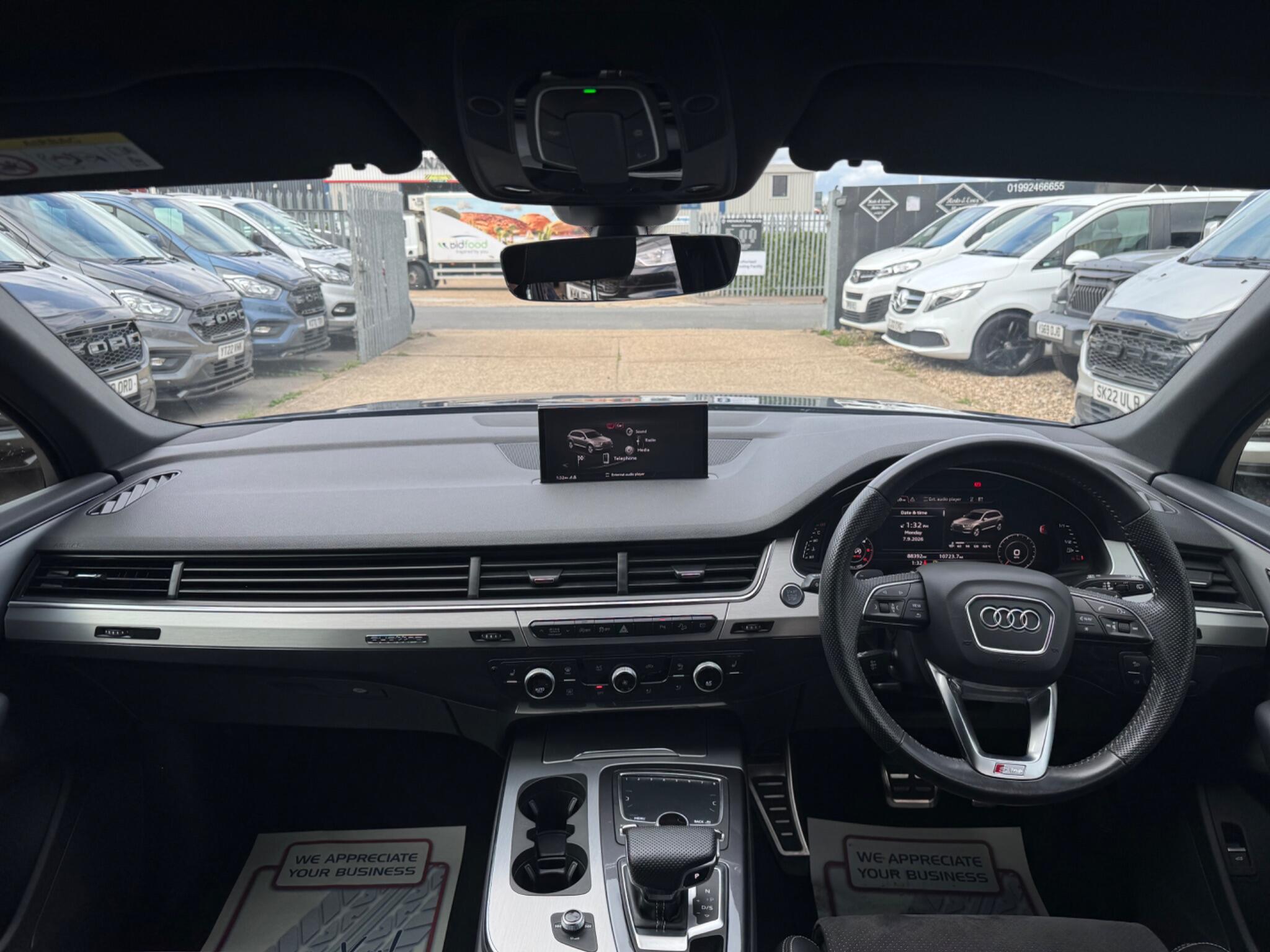 Audi Q7 view 11