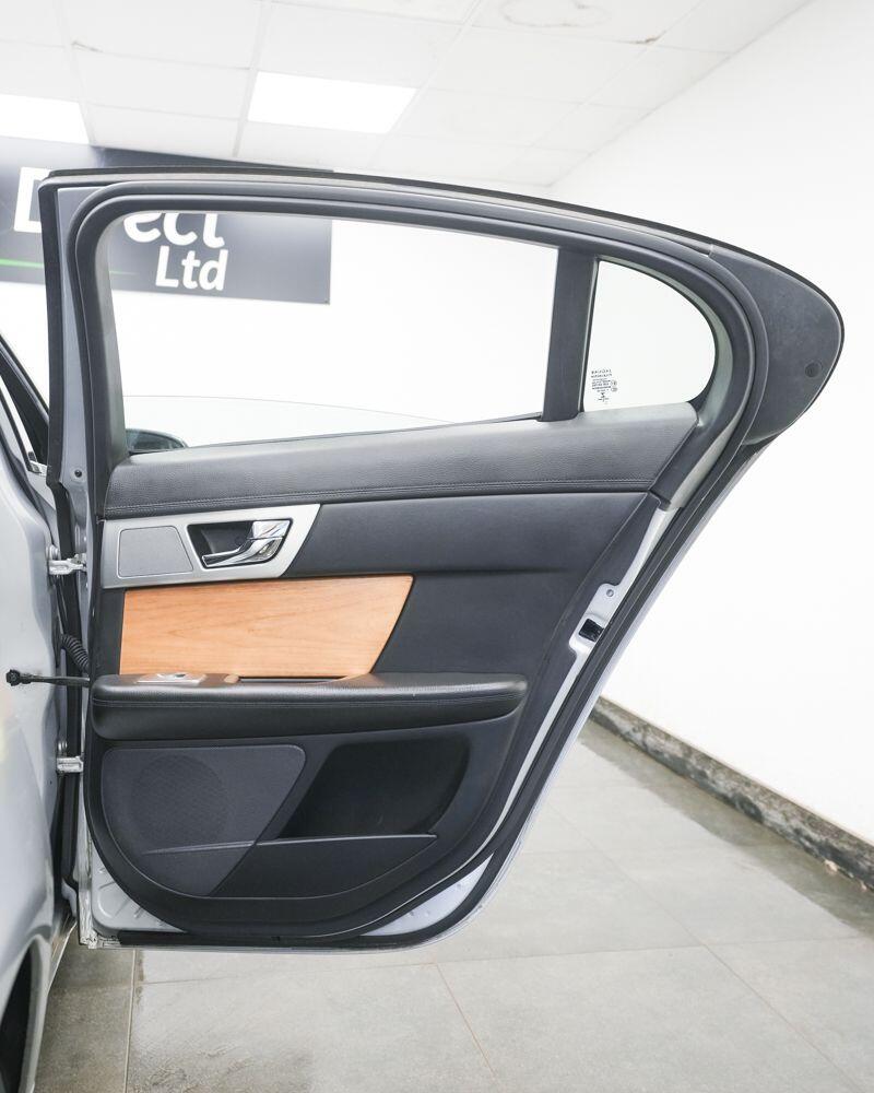Jaguar XF view 15