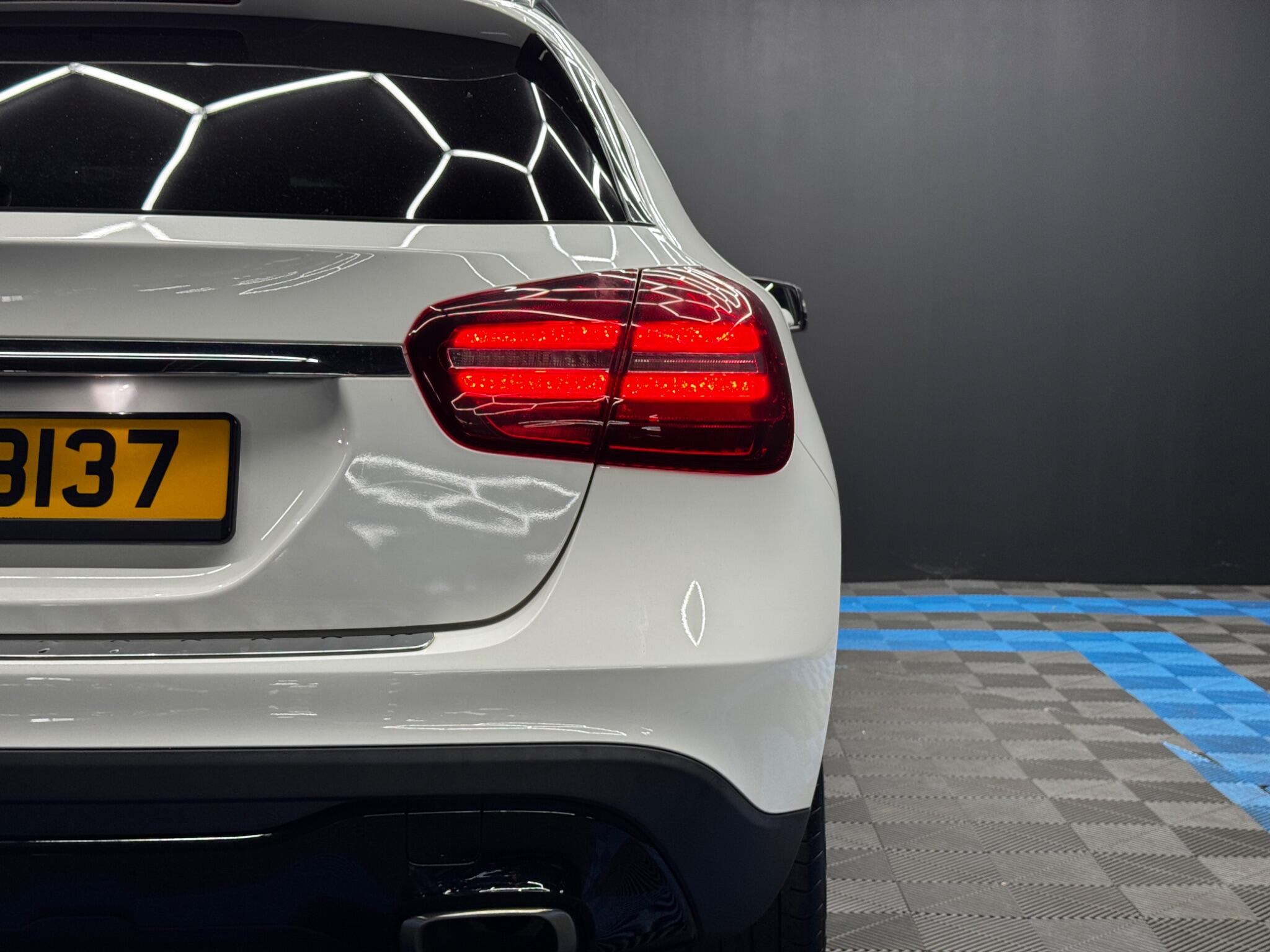 Mercedes-Benz Gla view 42
