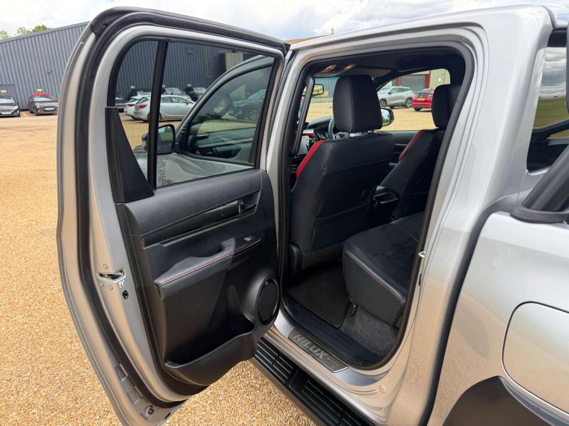 Toyota Hilux view 27