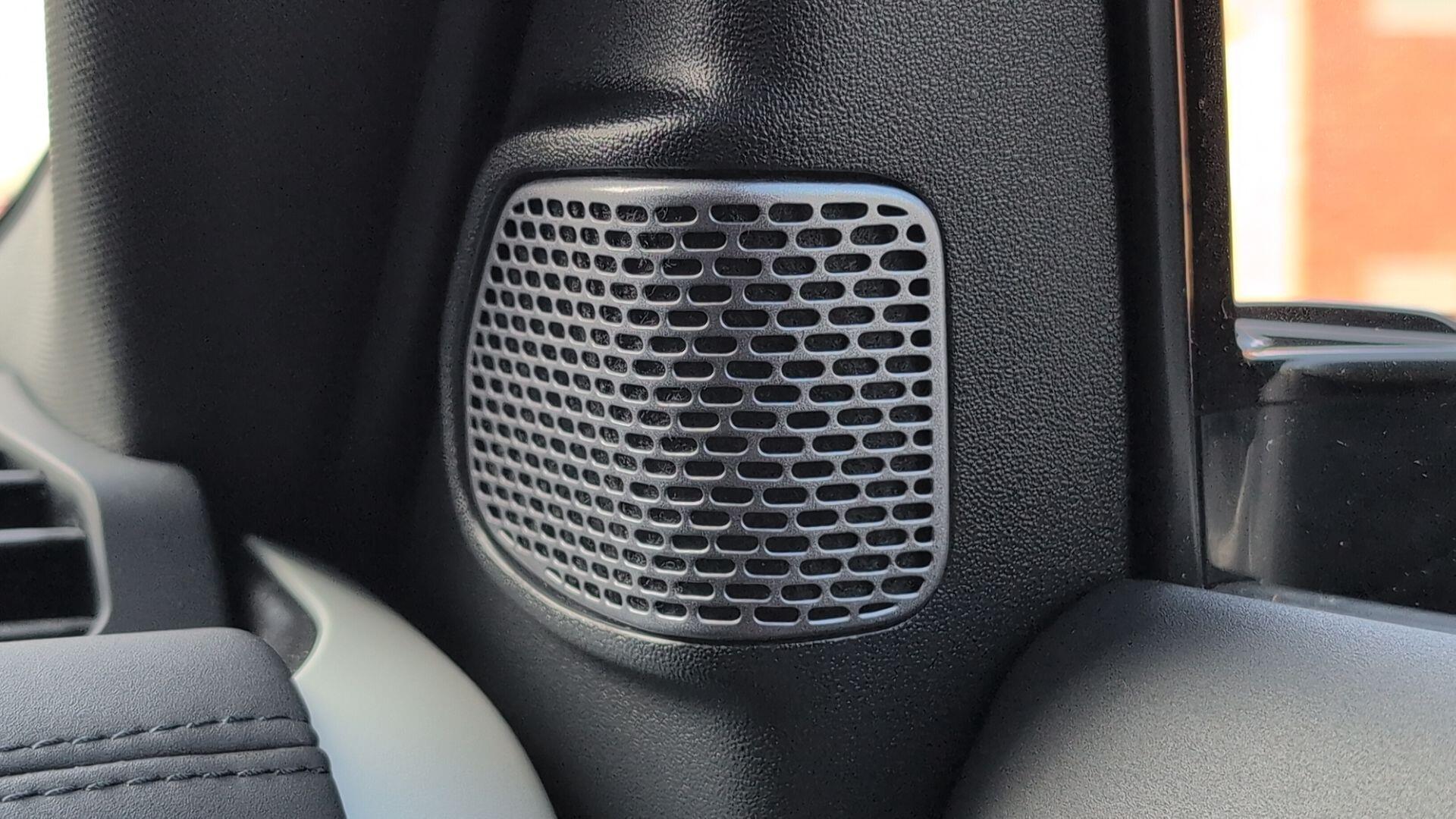Land Rover Defender view 32