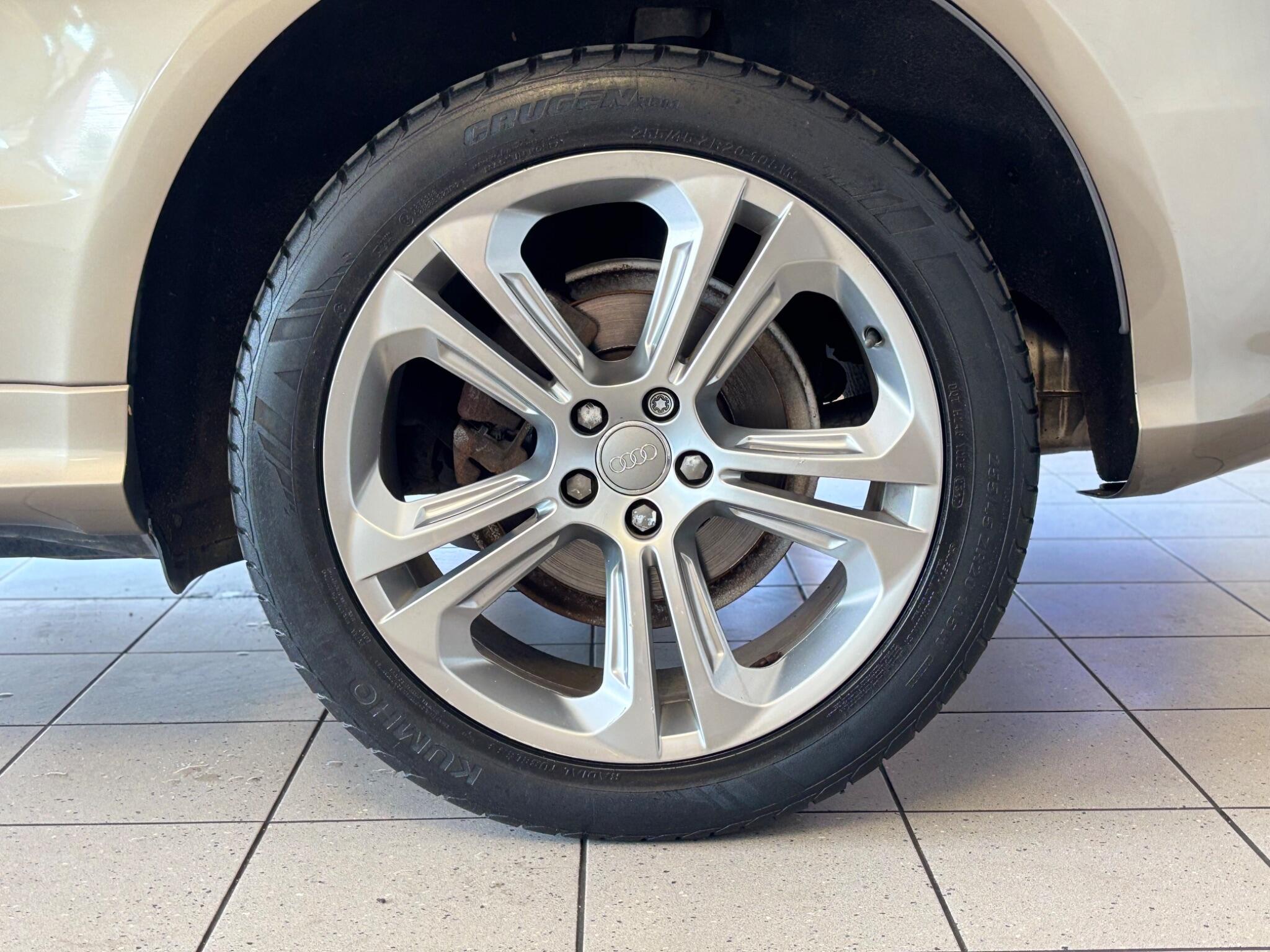 Audi Q5 view 18