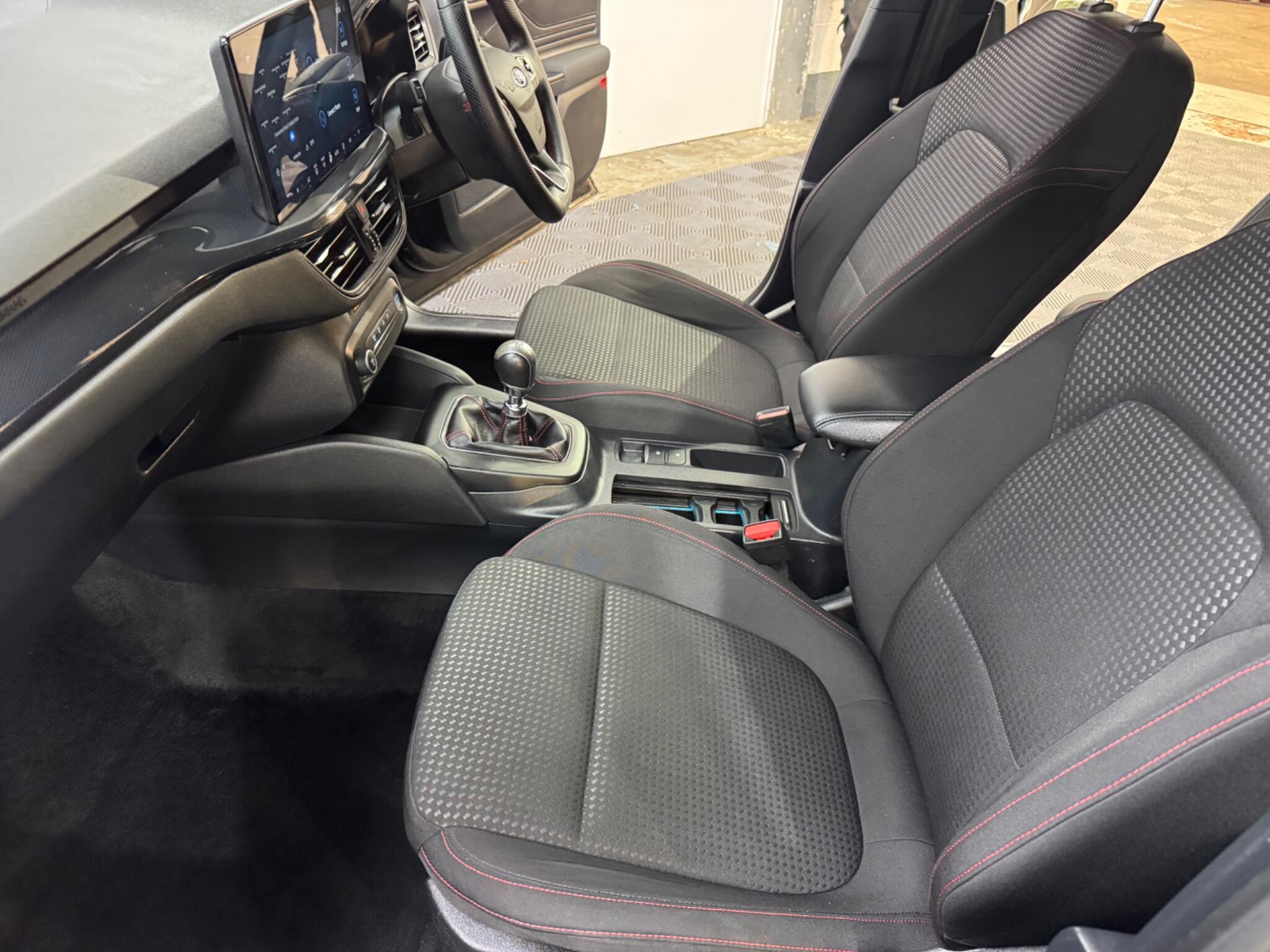 Ford Focus view 22