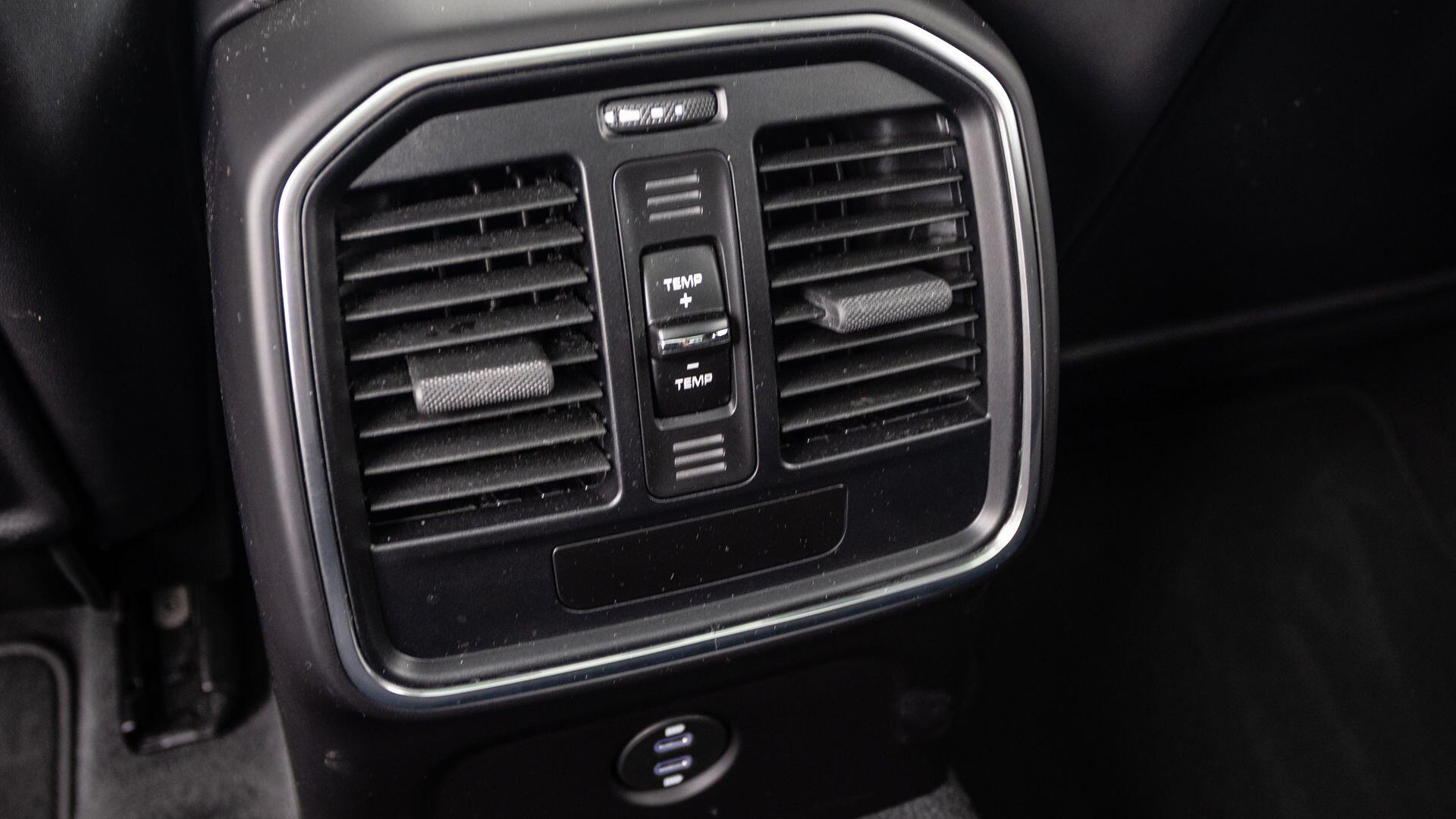 Porsche Macan view 31