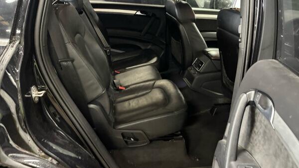 Audi Q7 view 10