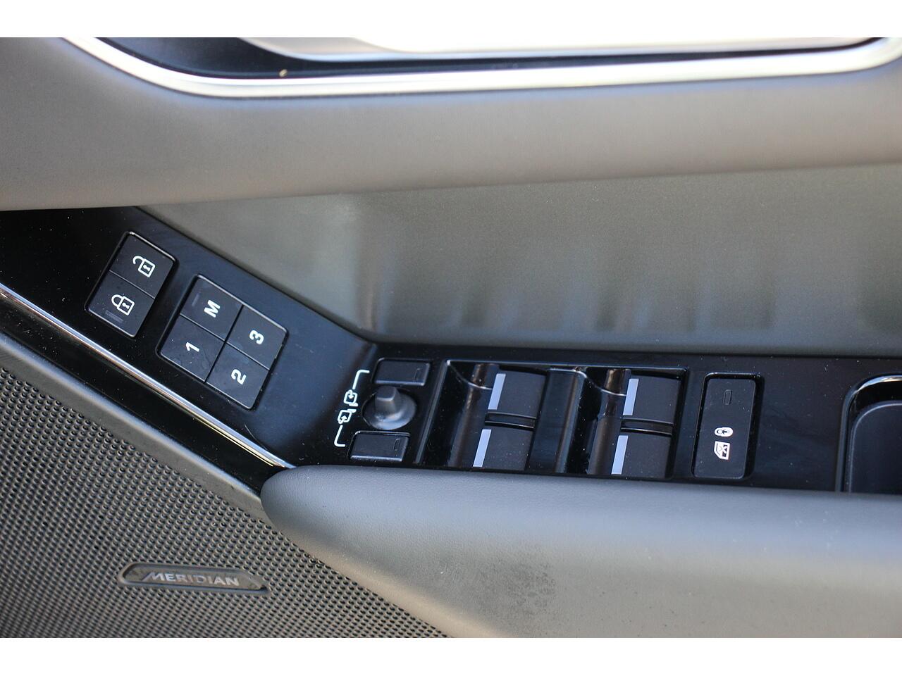 Land Rover Range Rover Velar view 30
